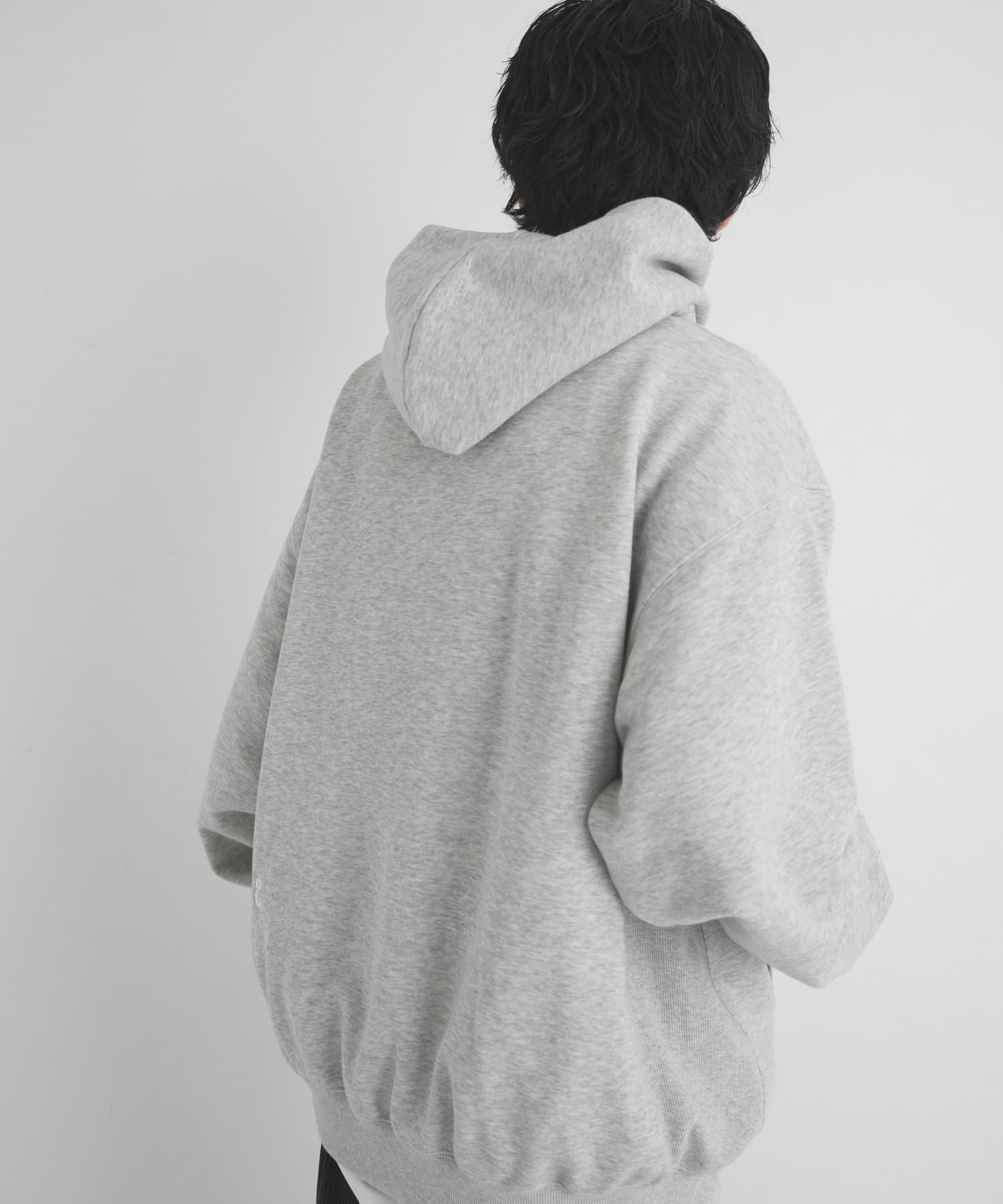 グレー