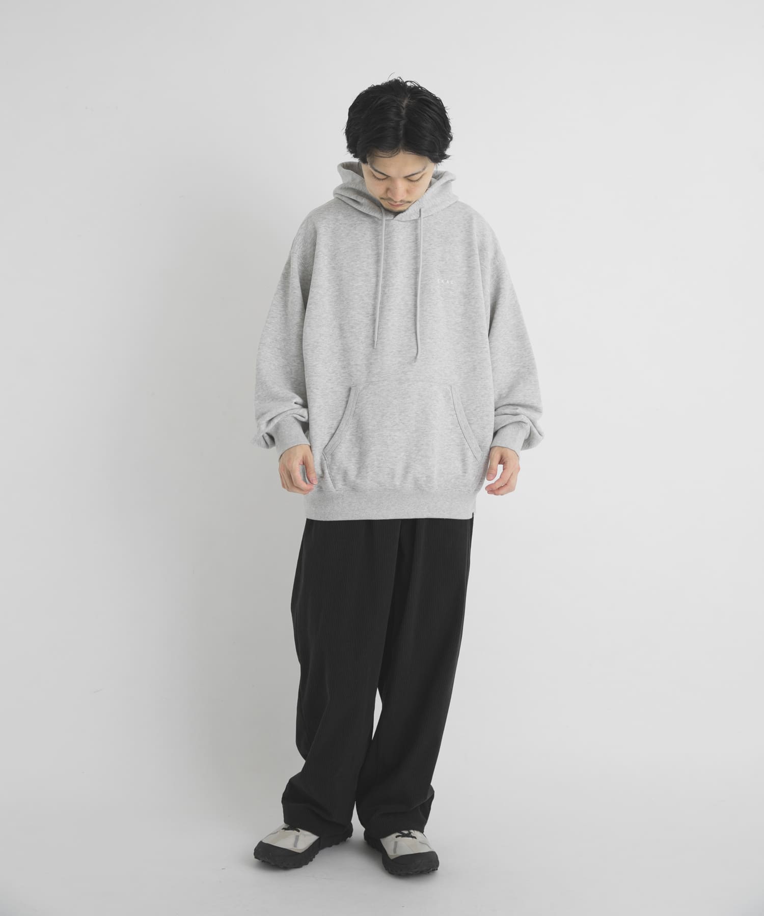 グレー