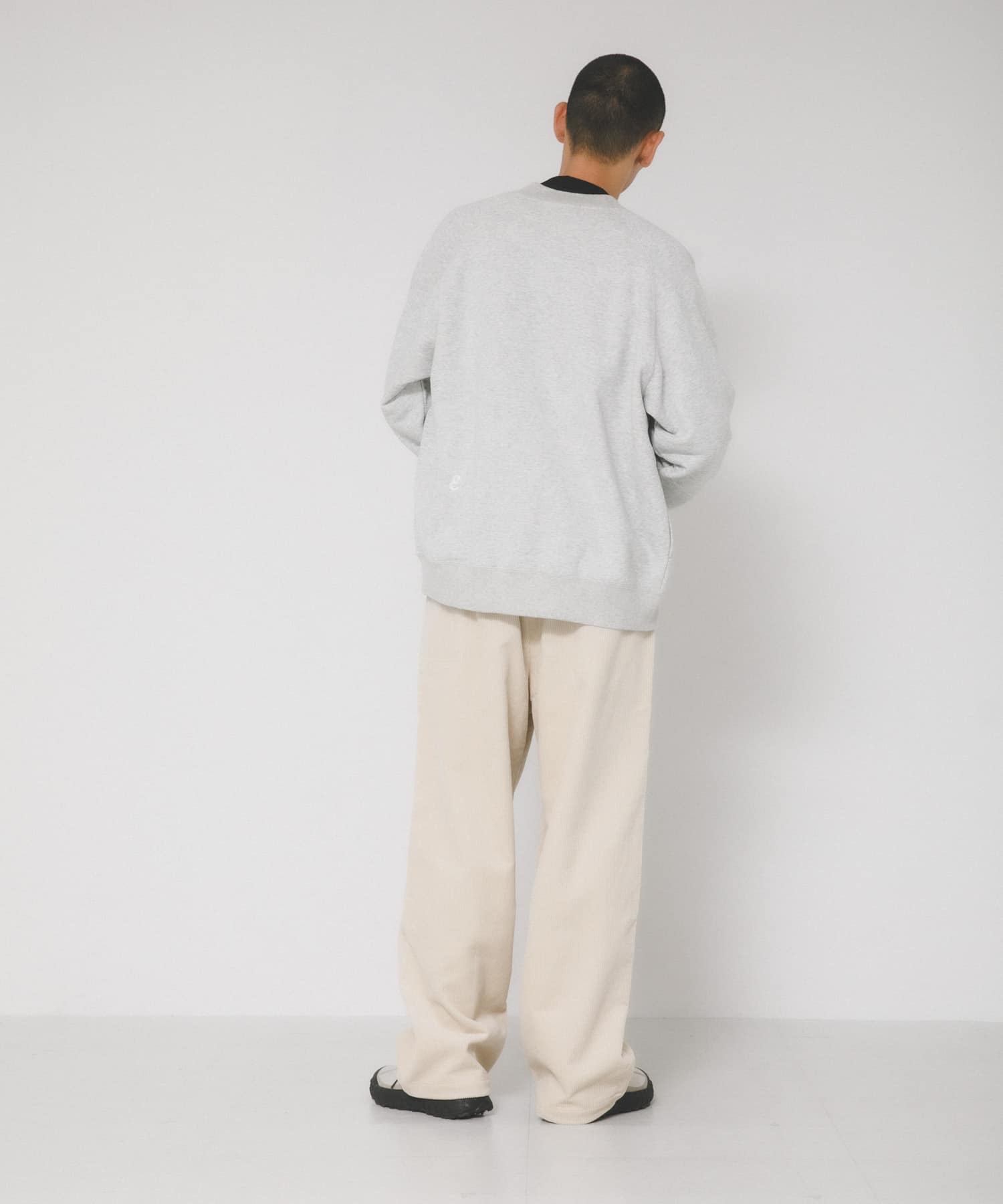 グレー