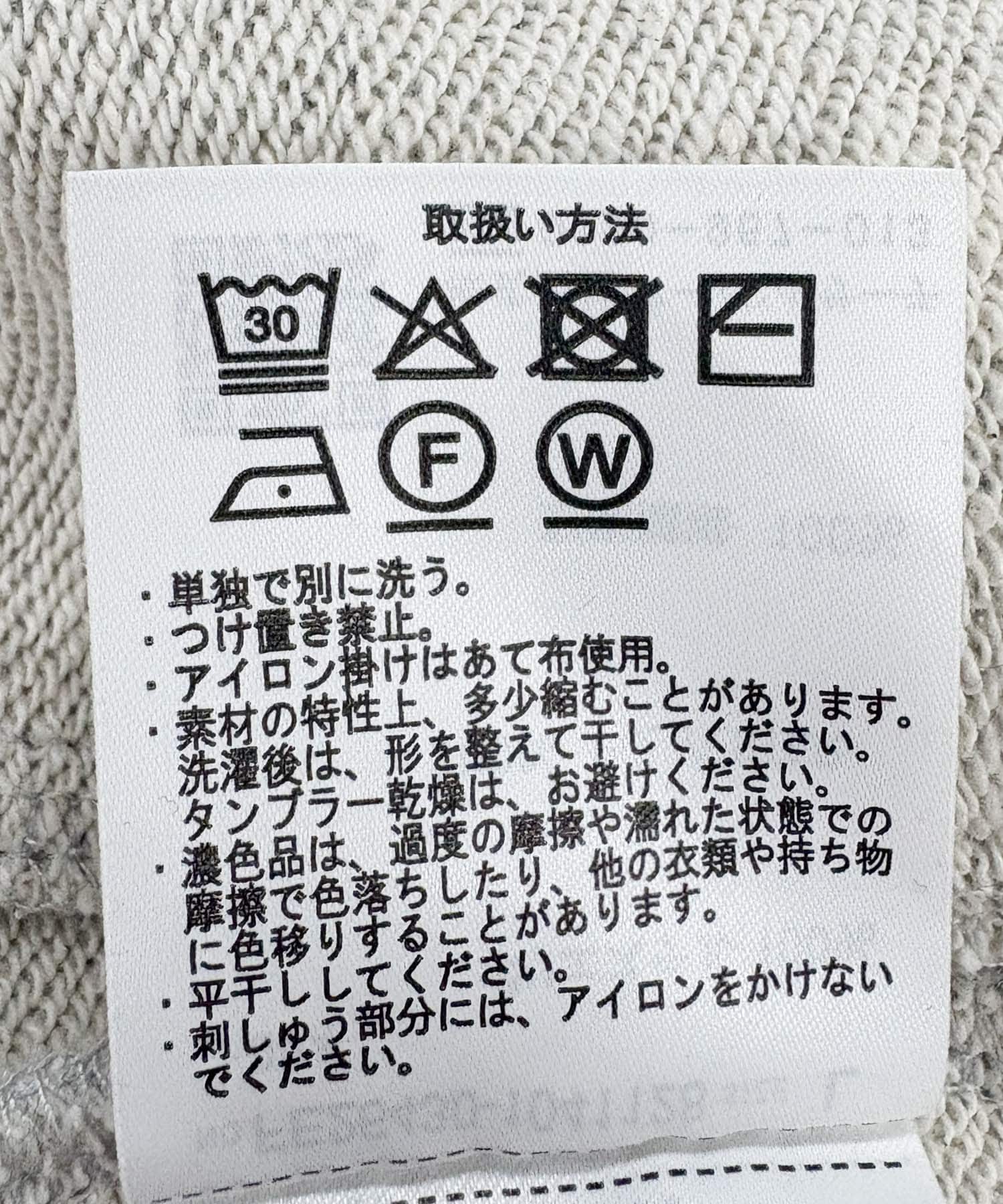 グレー