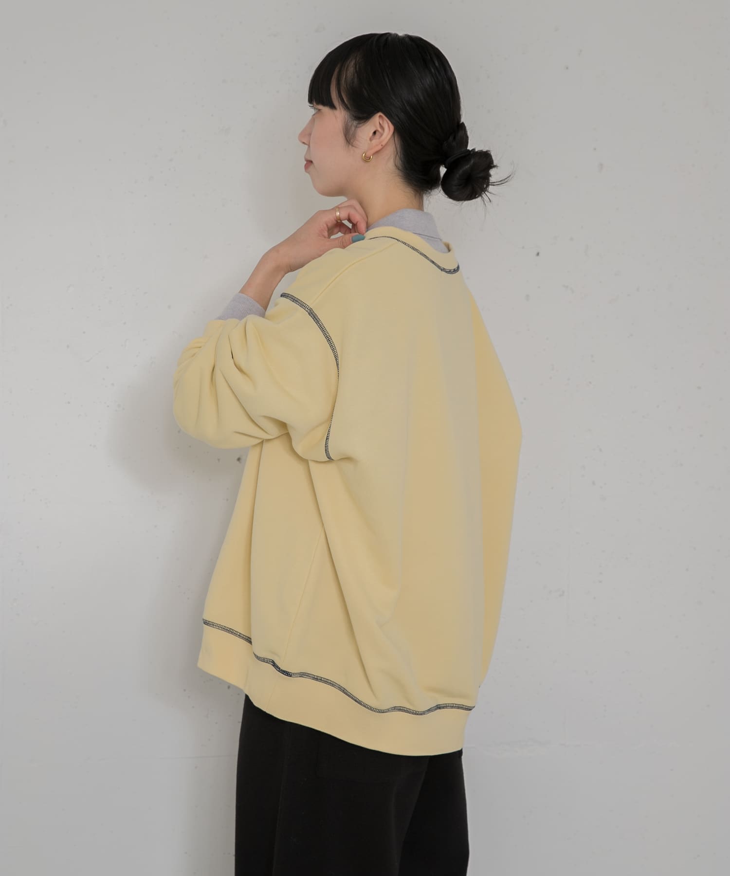 ペールイエロー