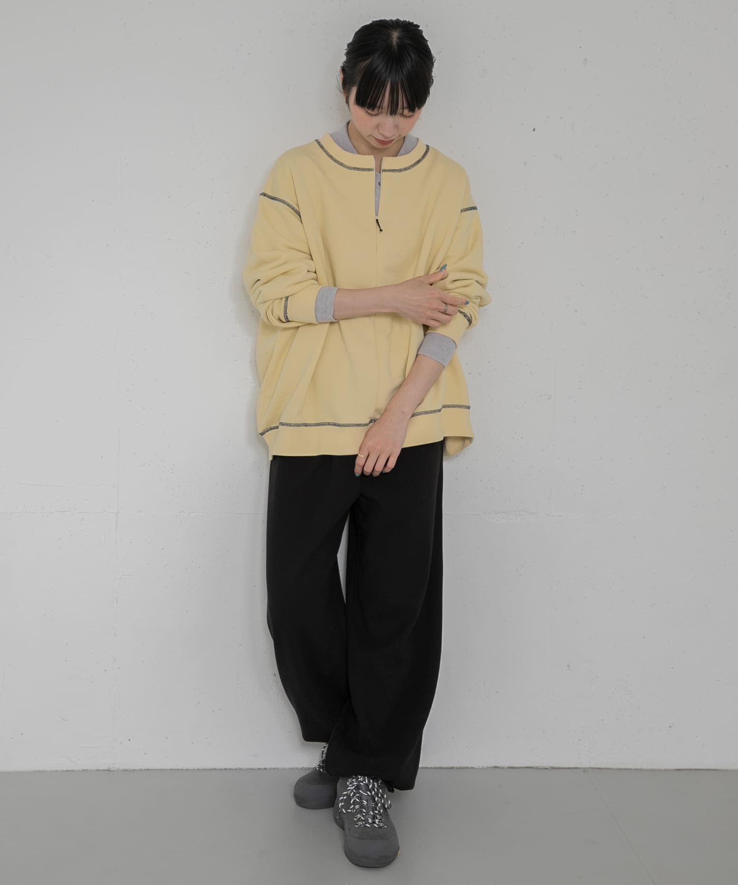 ペールイエロー