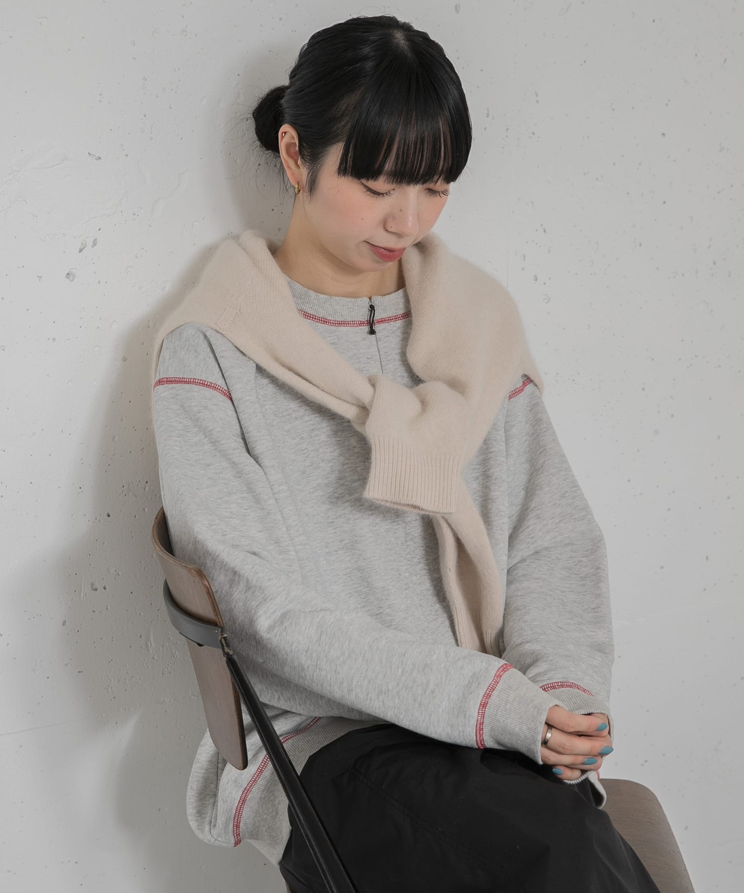 グレー