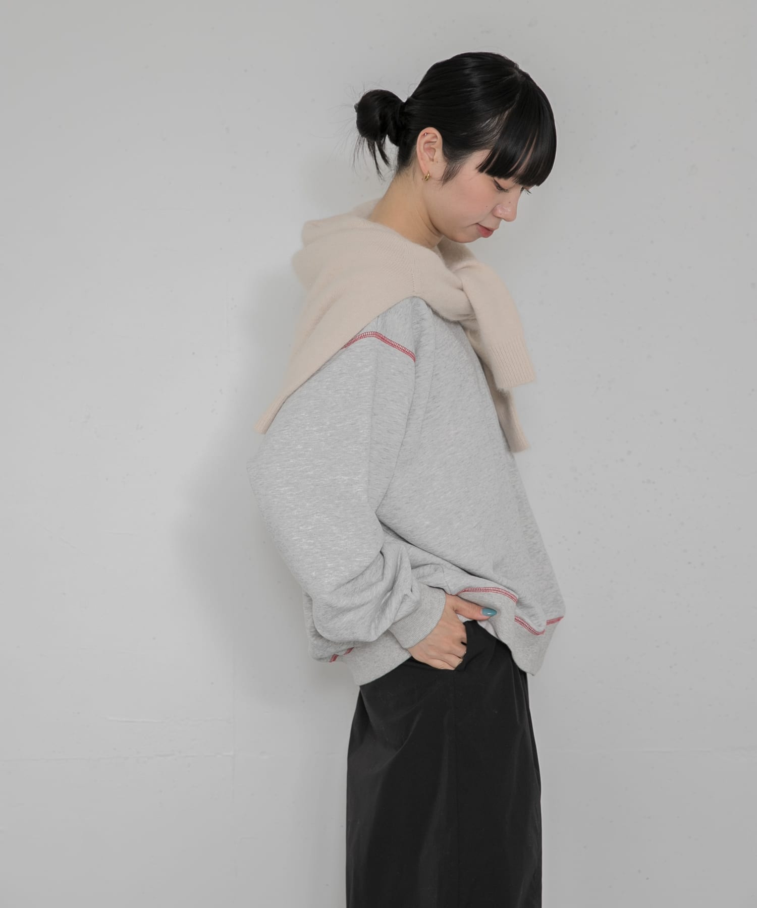 グレー