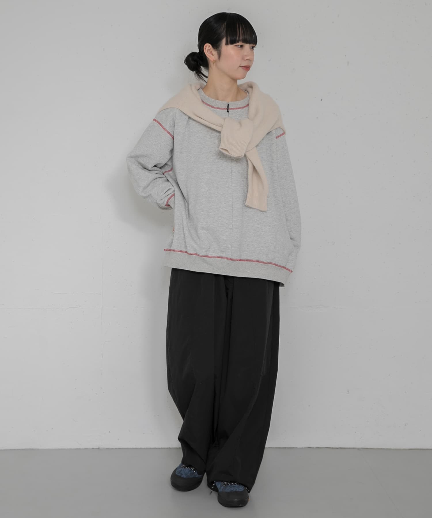グレー