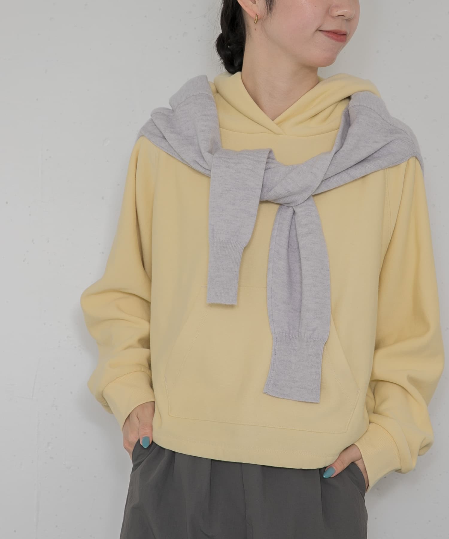 ペールイエロー