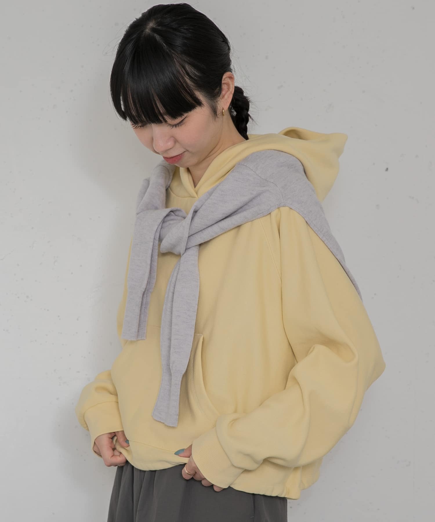 ペールイエロー