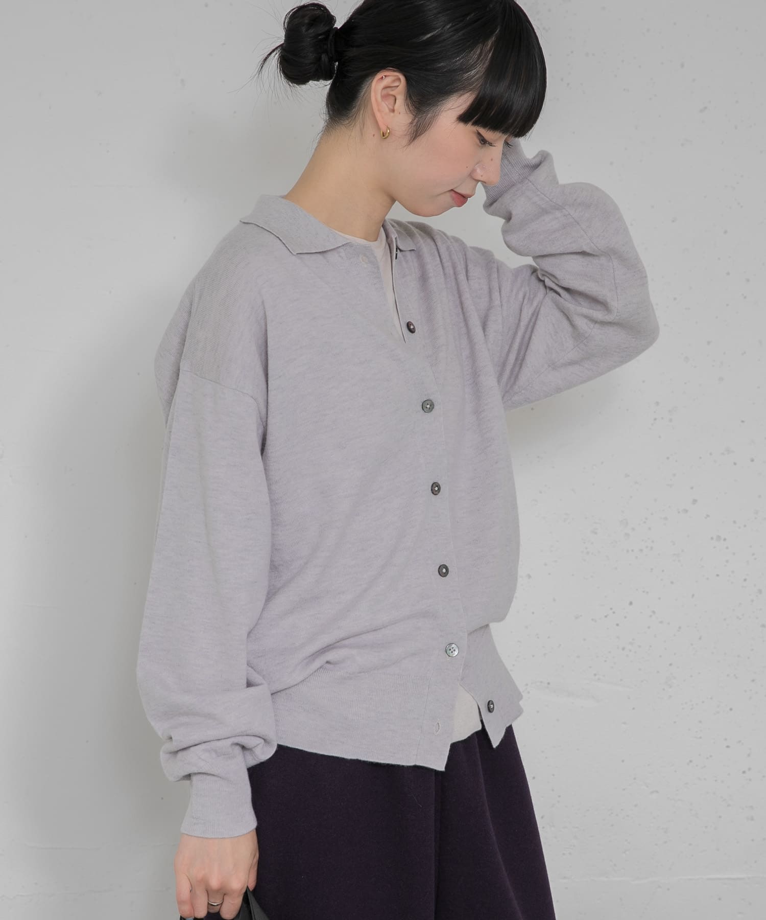 グレー
