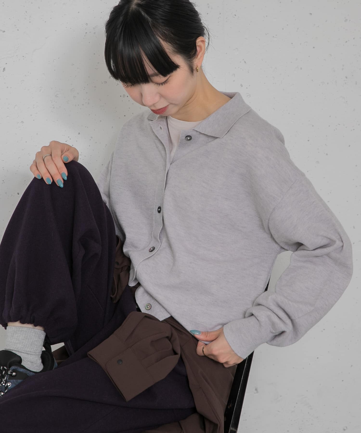 グレー