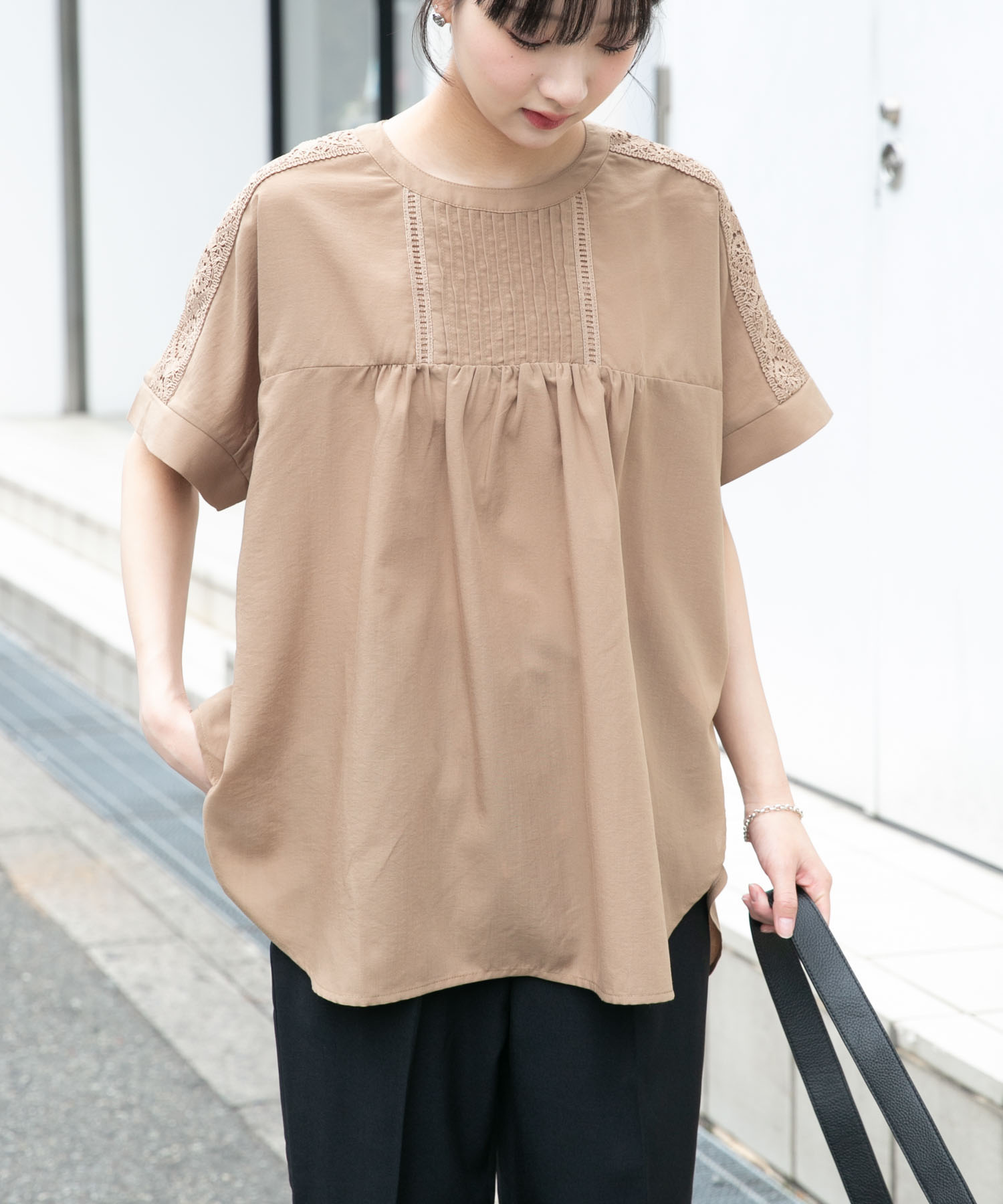 ピンタックレースブラウス