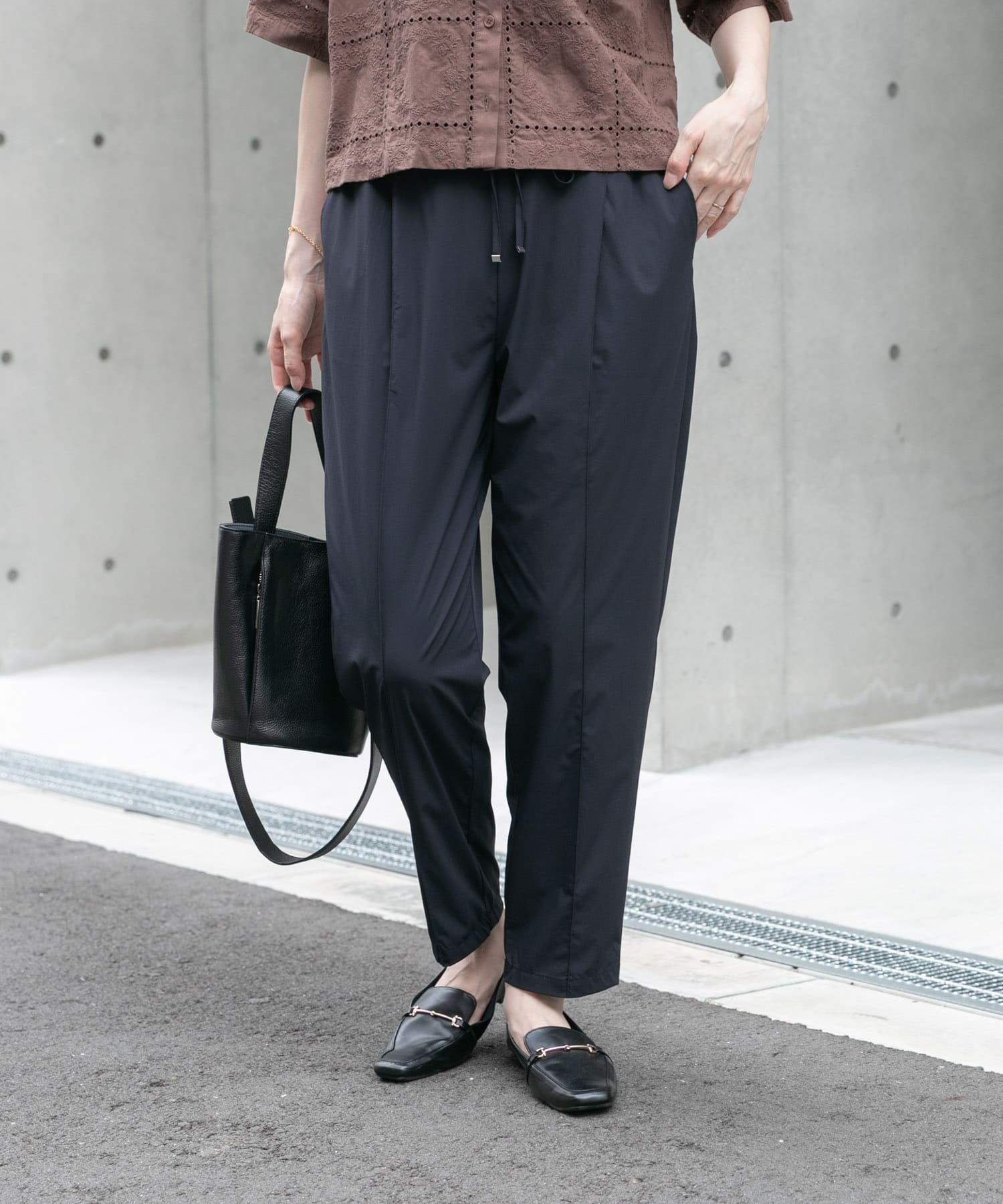 タックテーパードストレッチパンツ