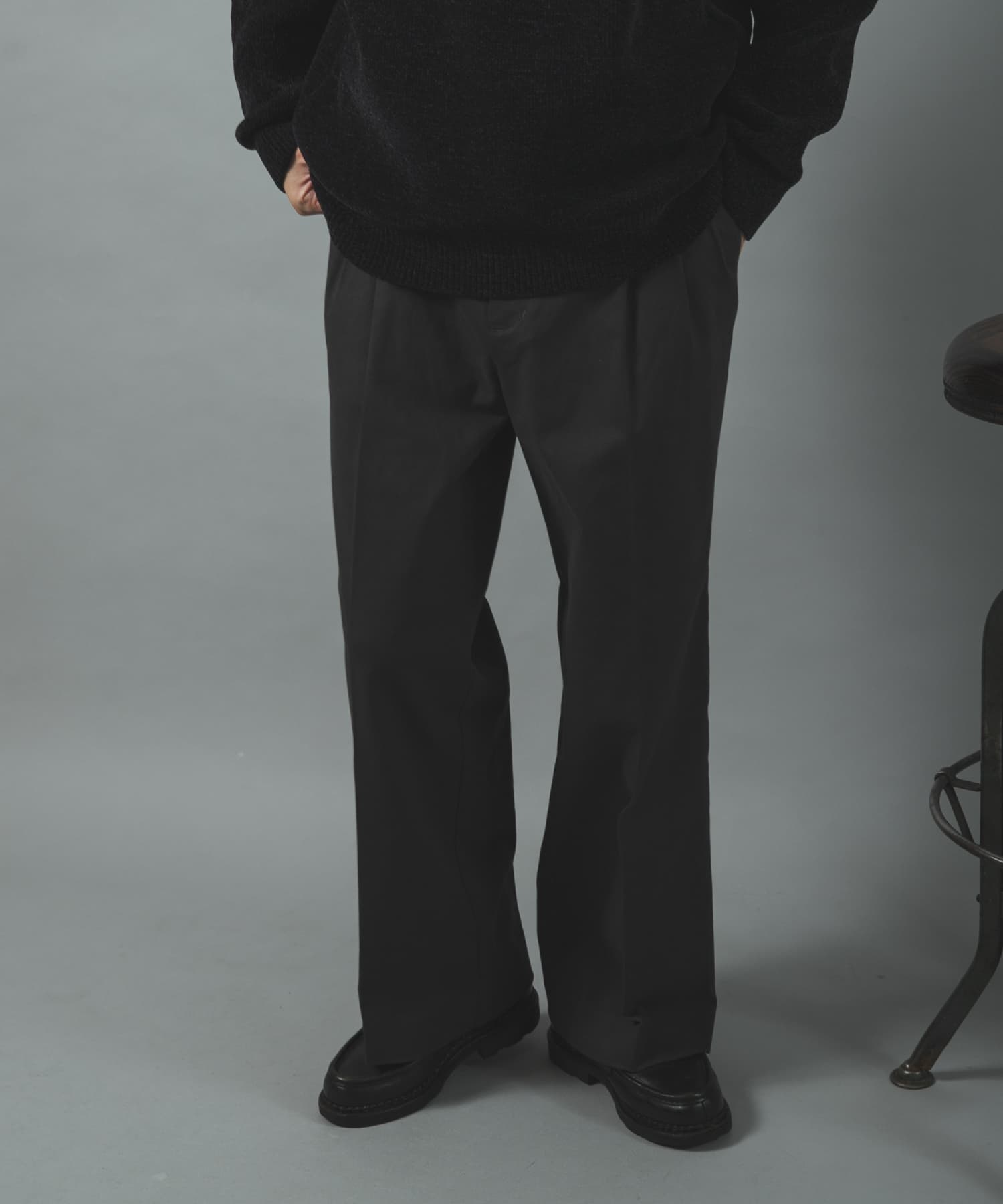 Wide Fit ストレートタックチノトラウザー(S CHARCOAL): ボトム｜URBAN