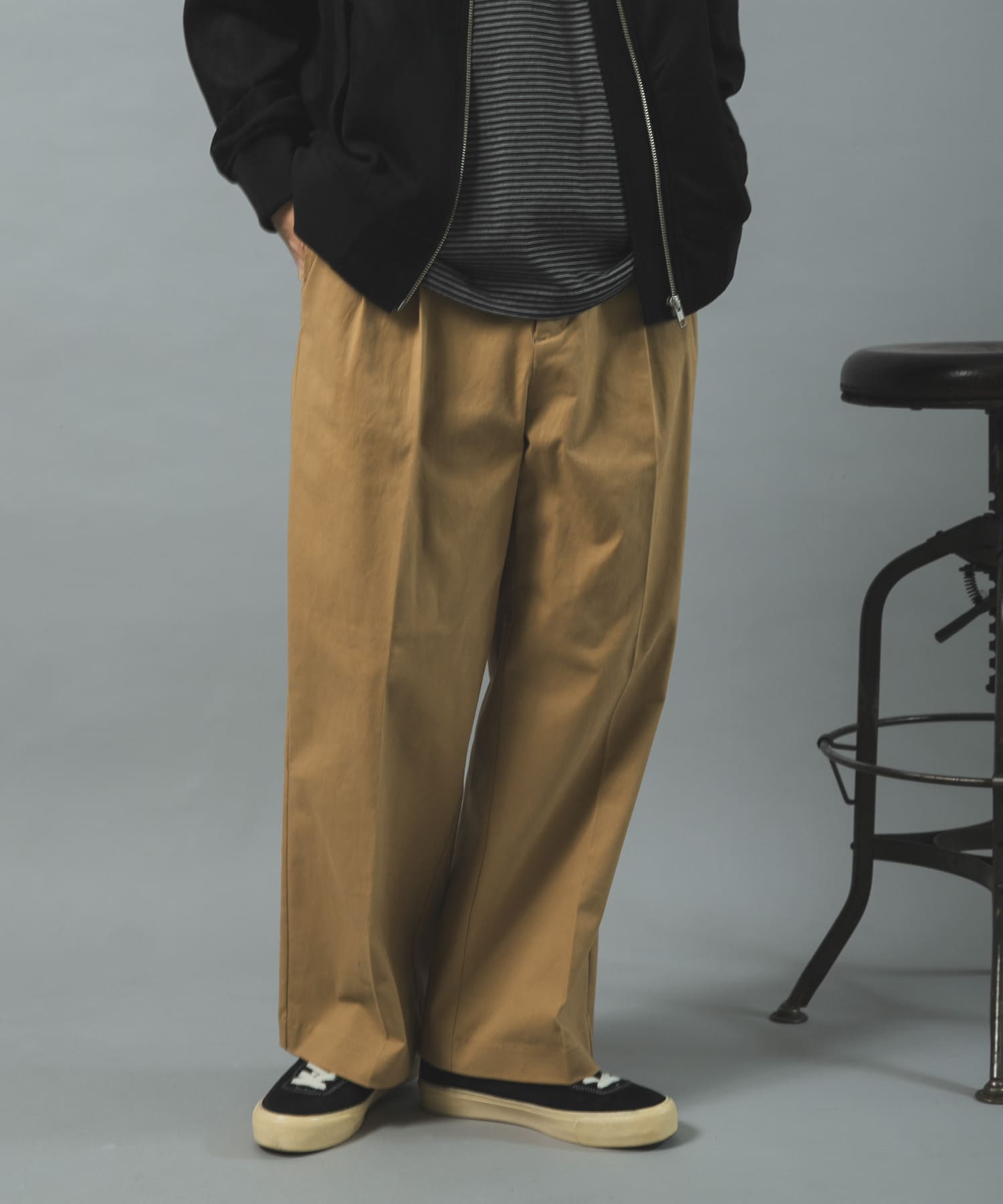 週末価格 kakinoha003 DressTrousersドレトラ9(L相当) Wide Fit ストレートタックチノトラウザー(S CHARCOAL): ボトム｜URBAN