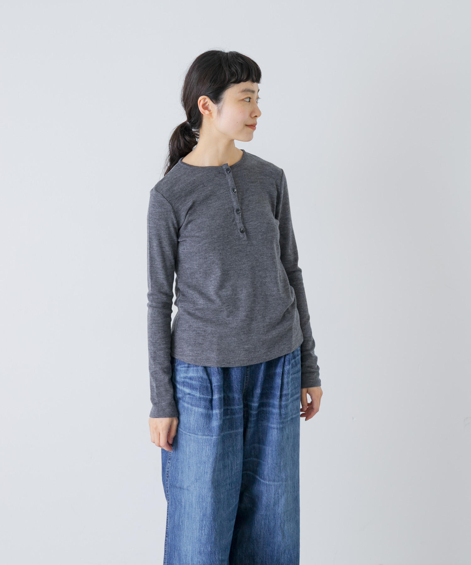 UNDECORATED　WOOL SHEER HENRY NECK