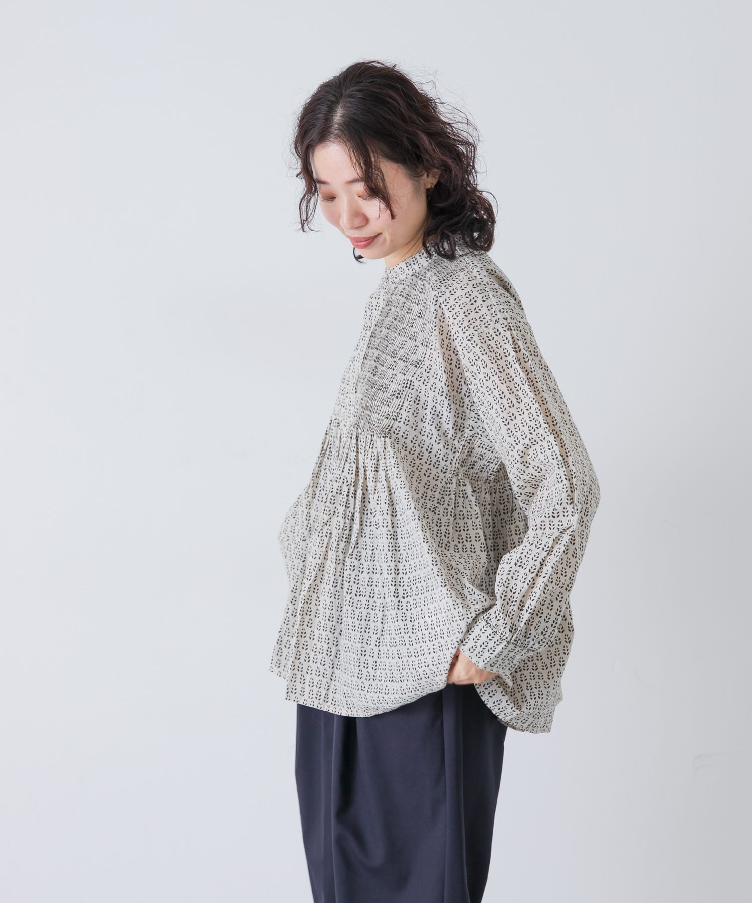 MILKY.GREY