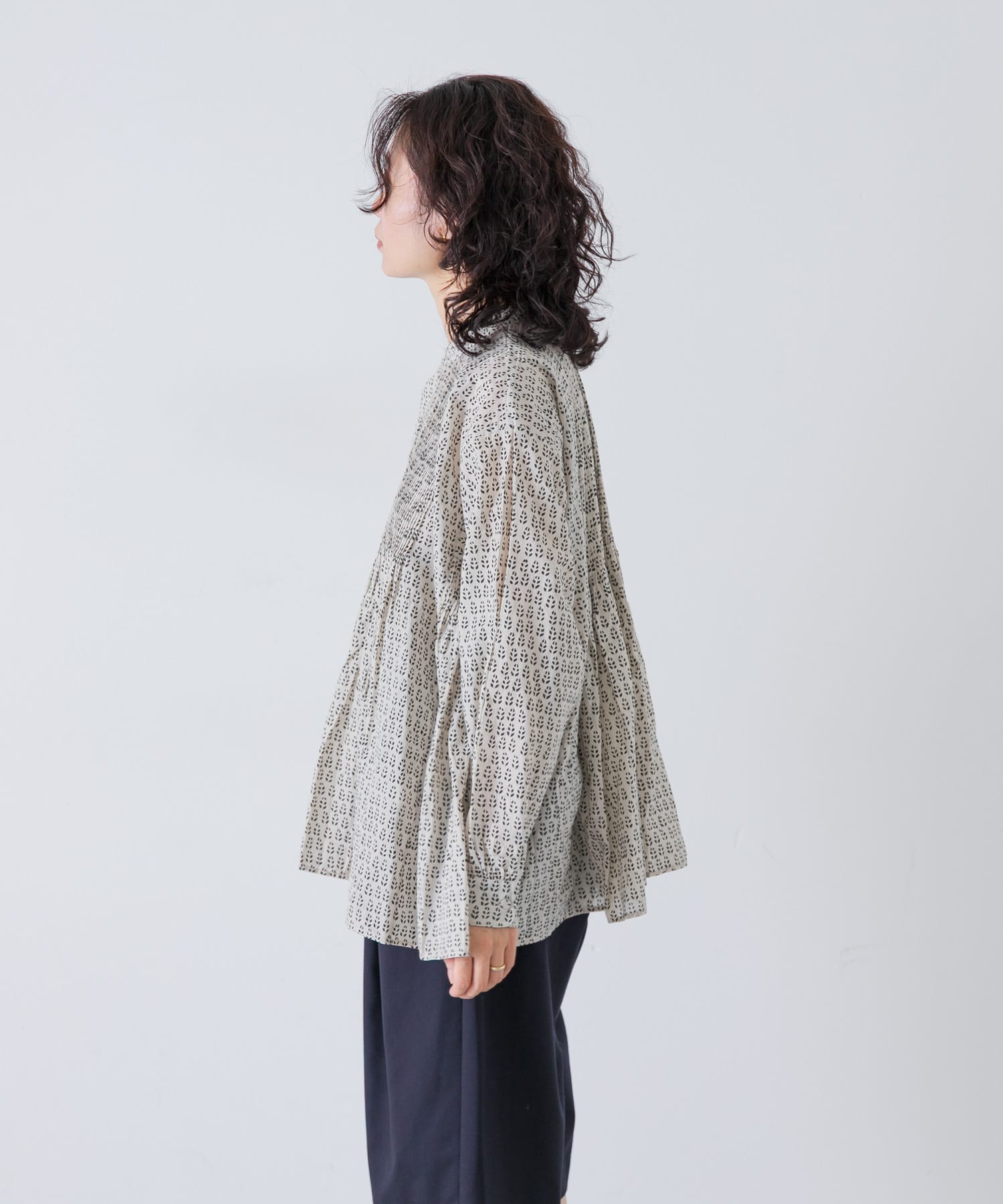MILKY.GREY