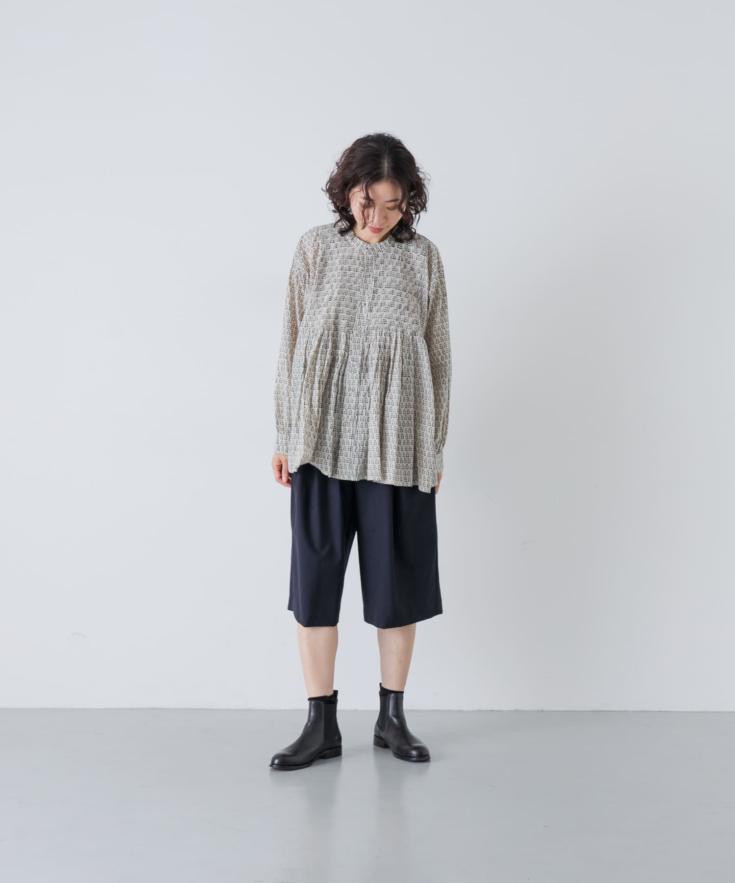 MILKY.GREY