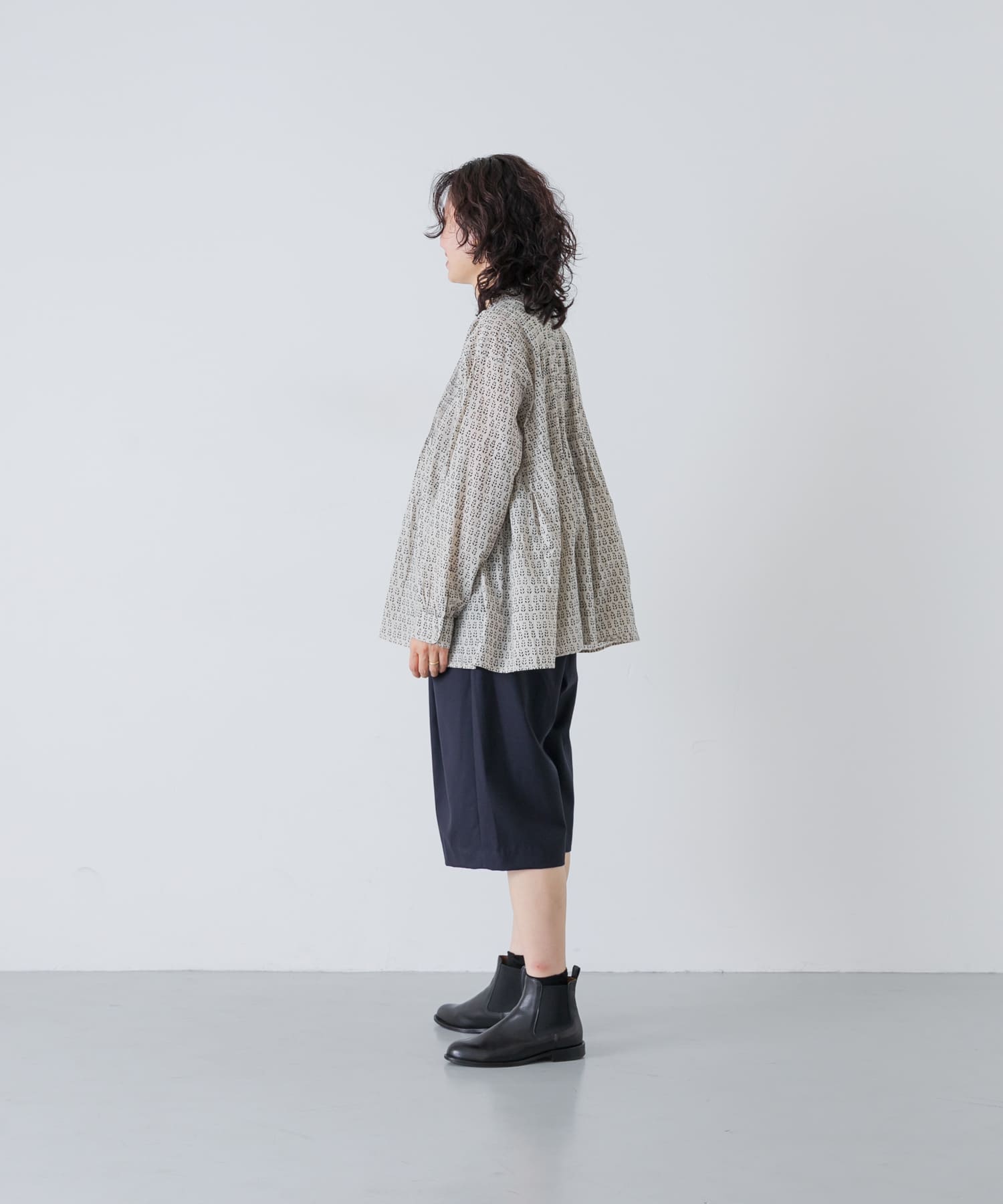 MILKY.GREY