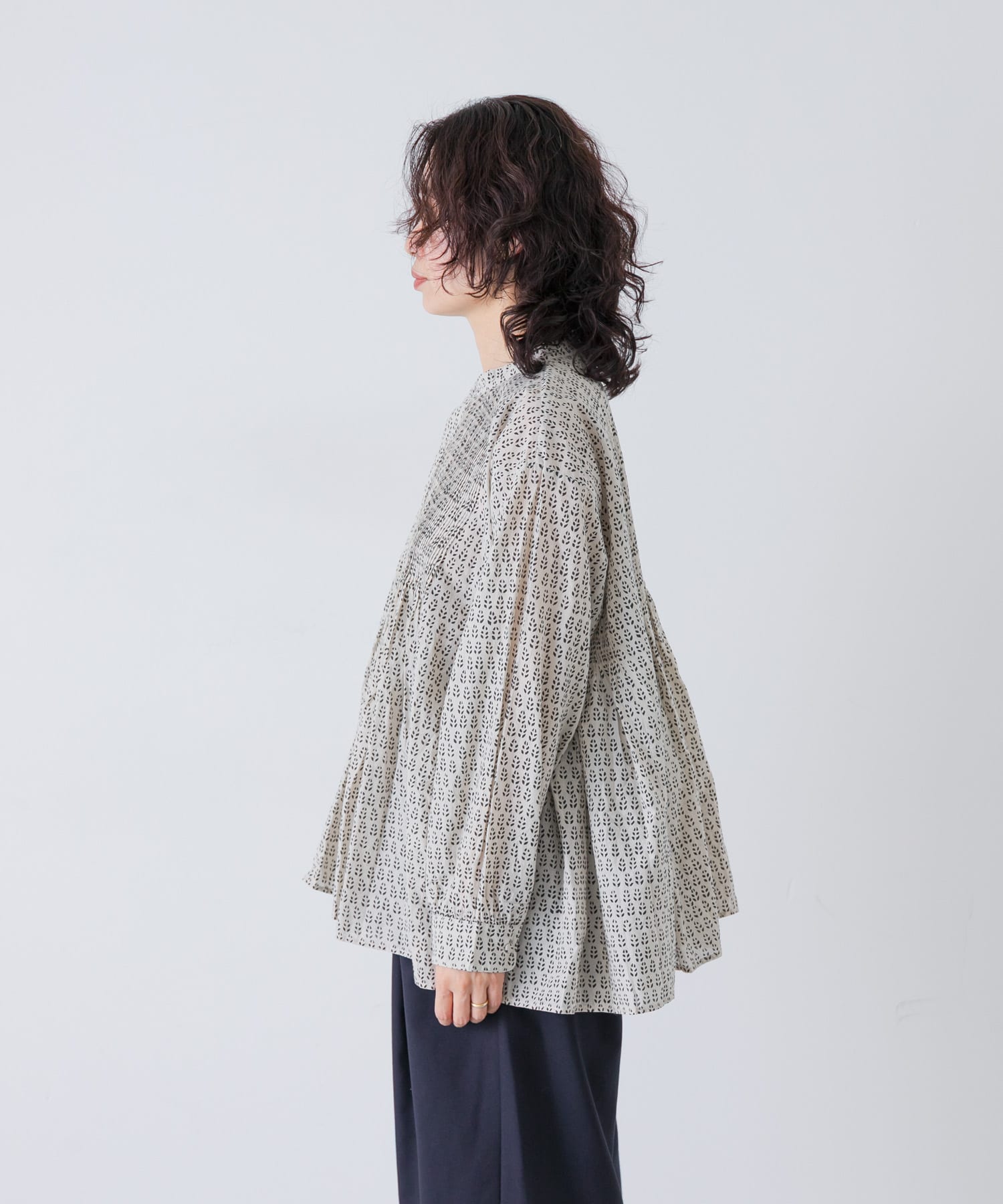 MILKY.GREY