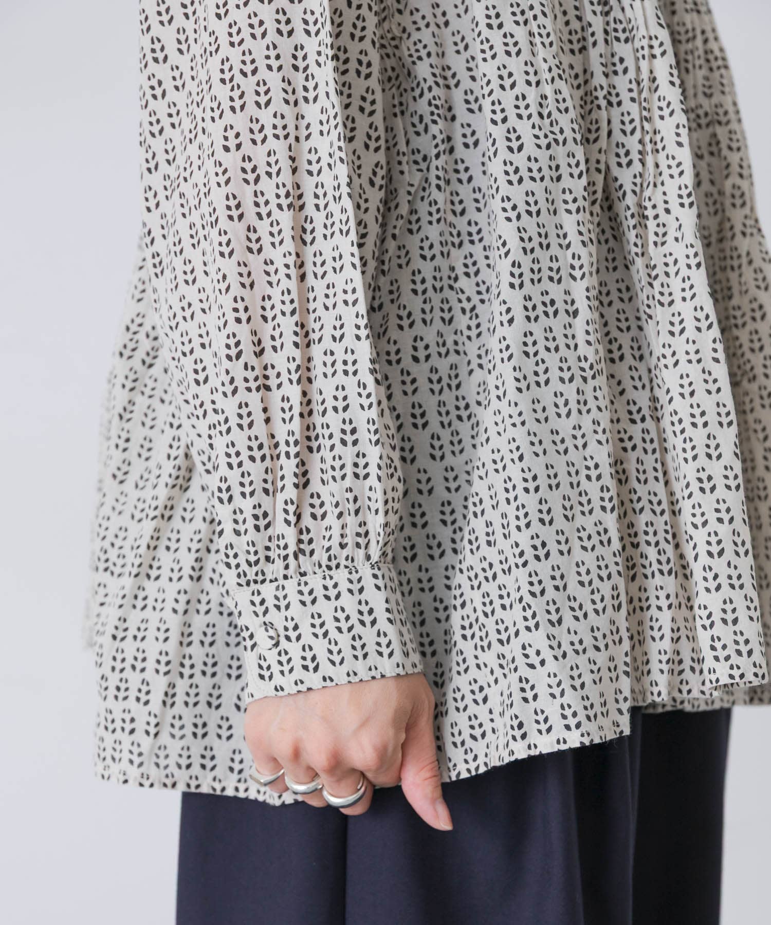 MILKY.GREY