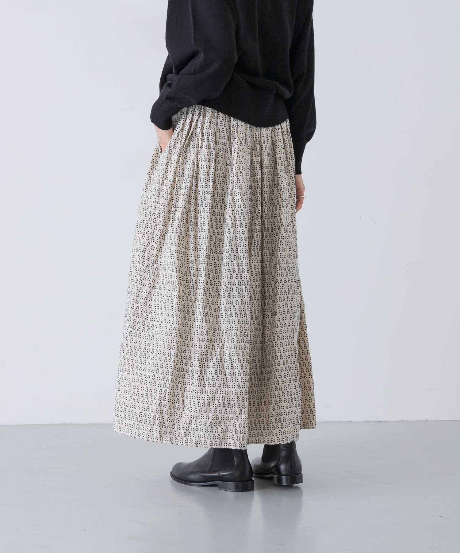 MILKY.GREY