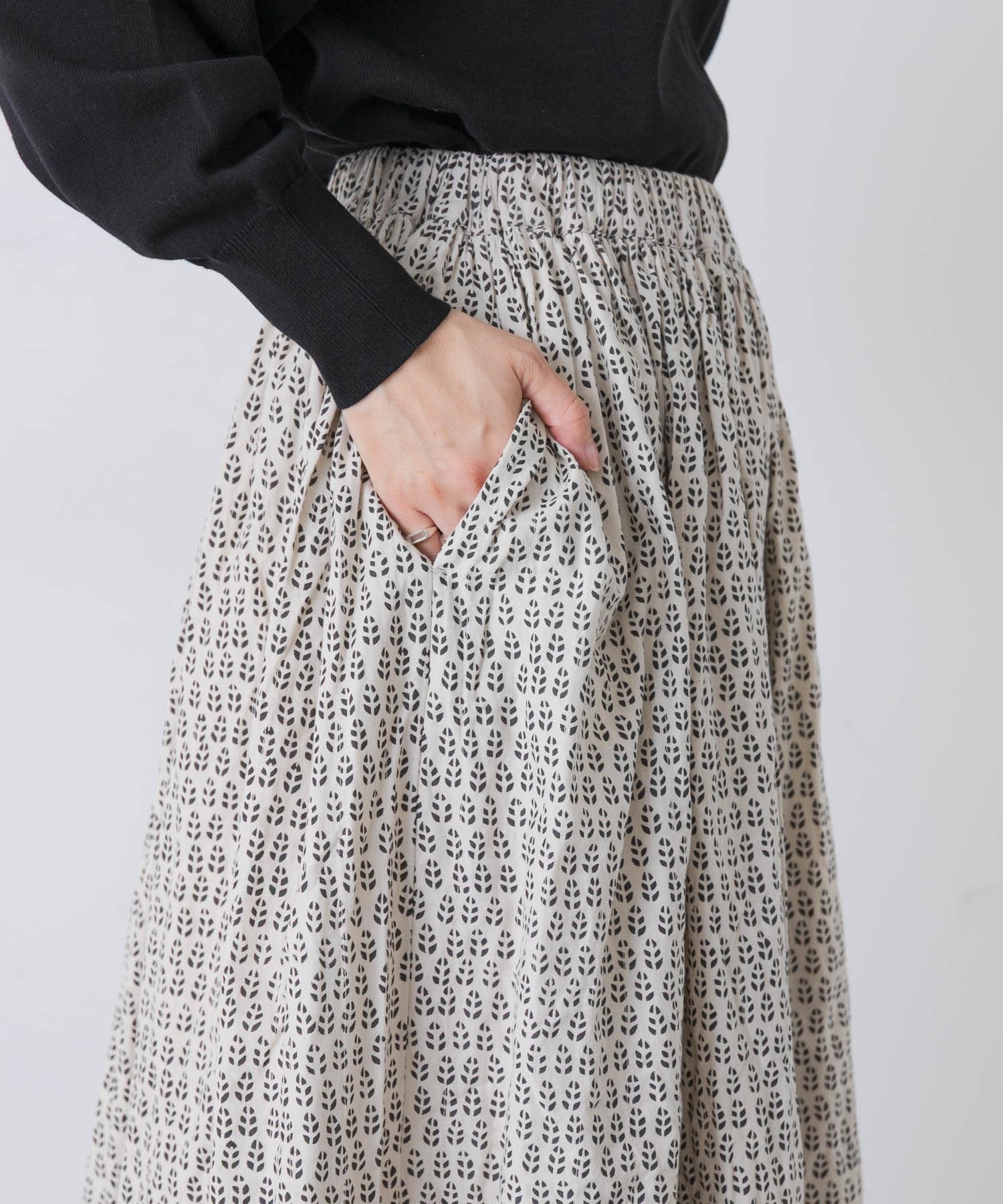MILKY.GREY