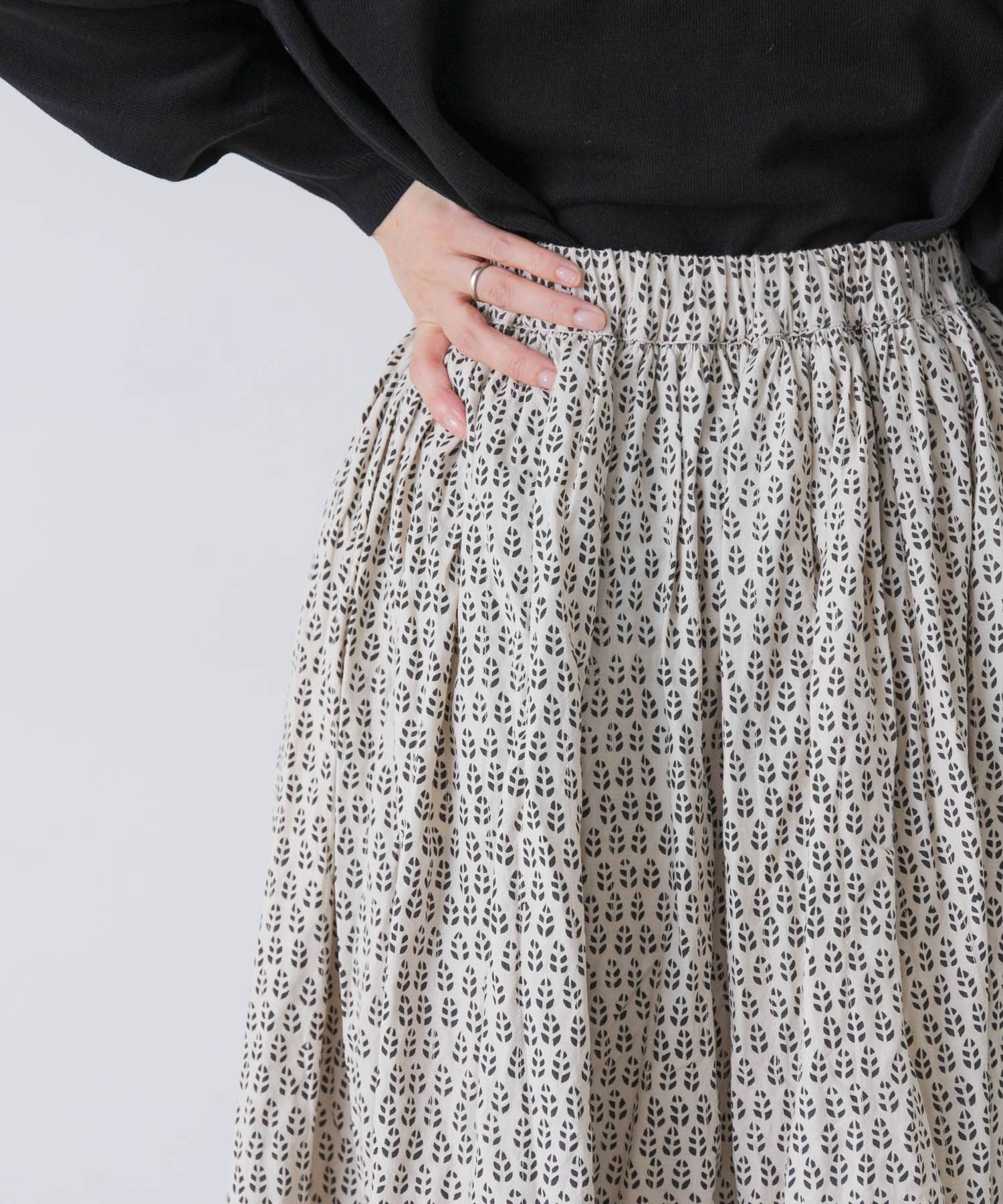 MILKY.GREY