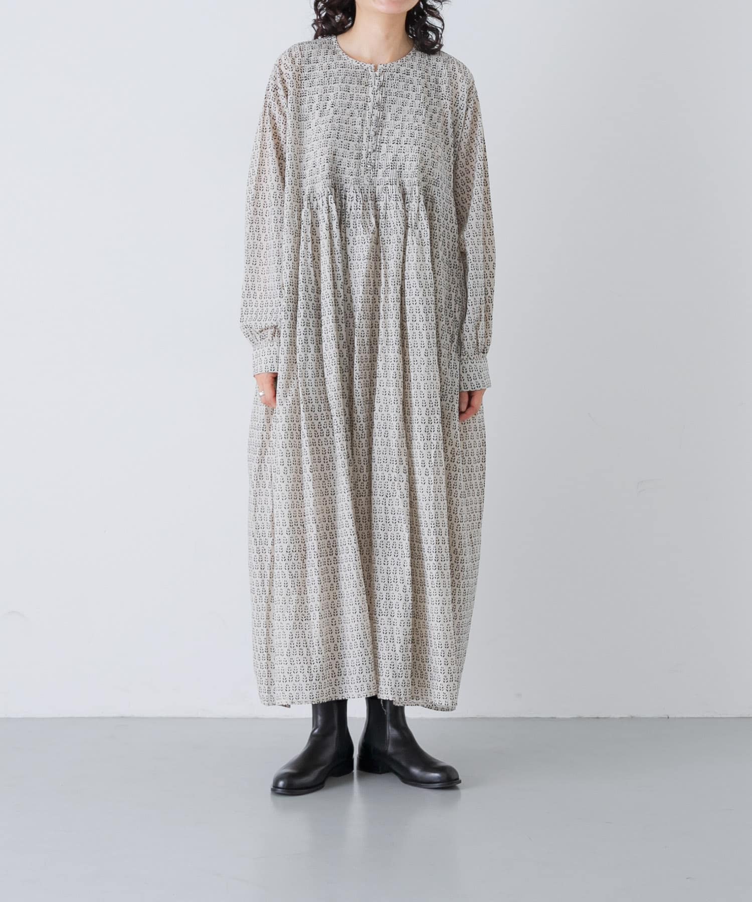 MILKY.GREY