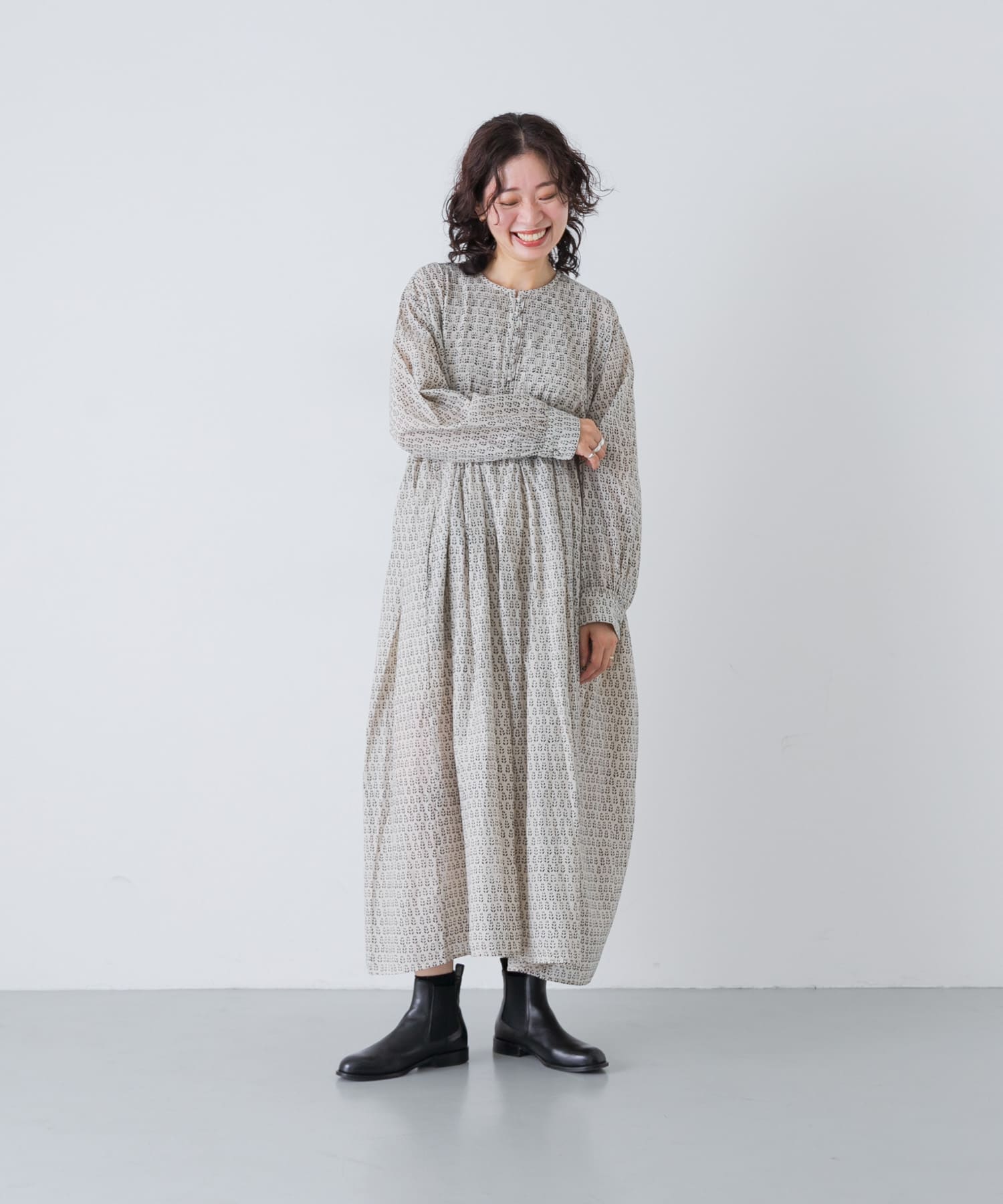 MILKY.GREY