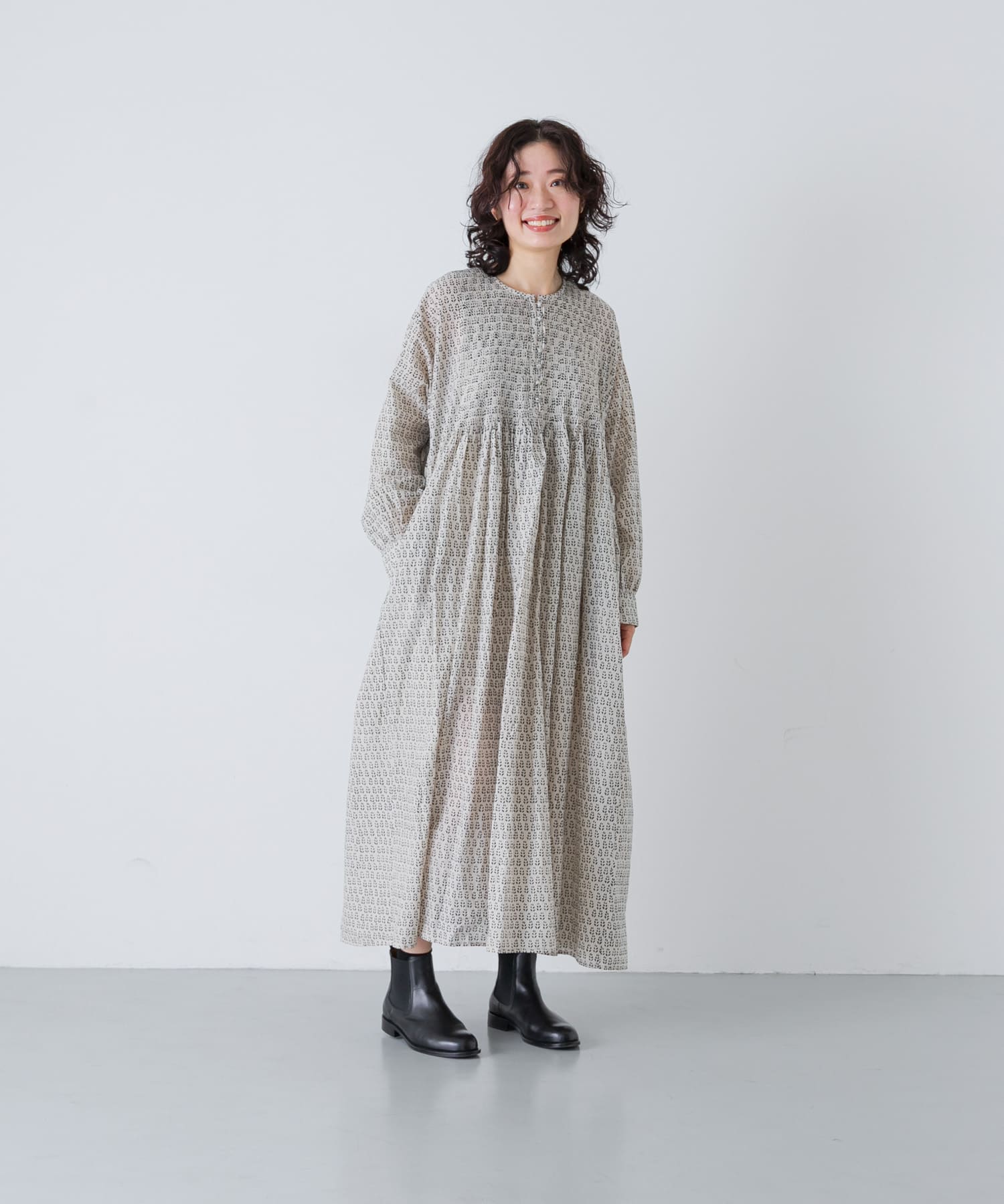 MILKY.GREY