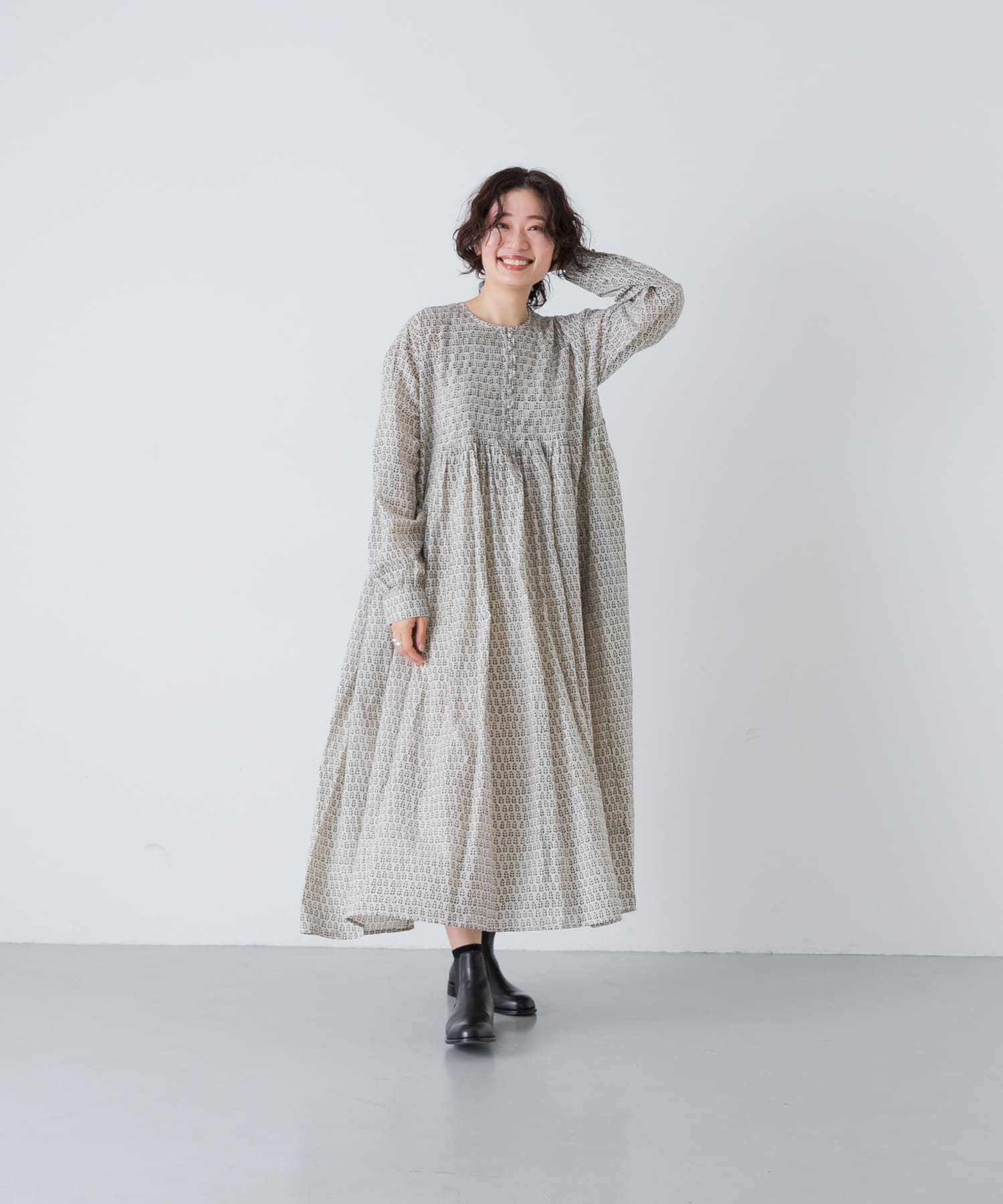 MILKY.GREY