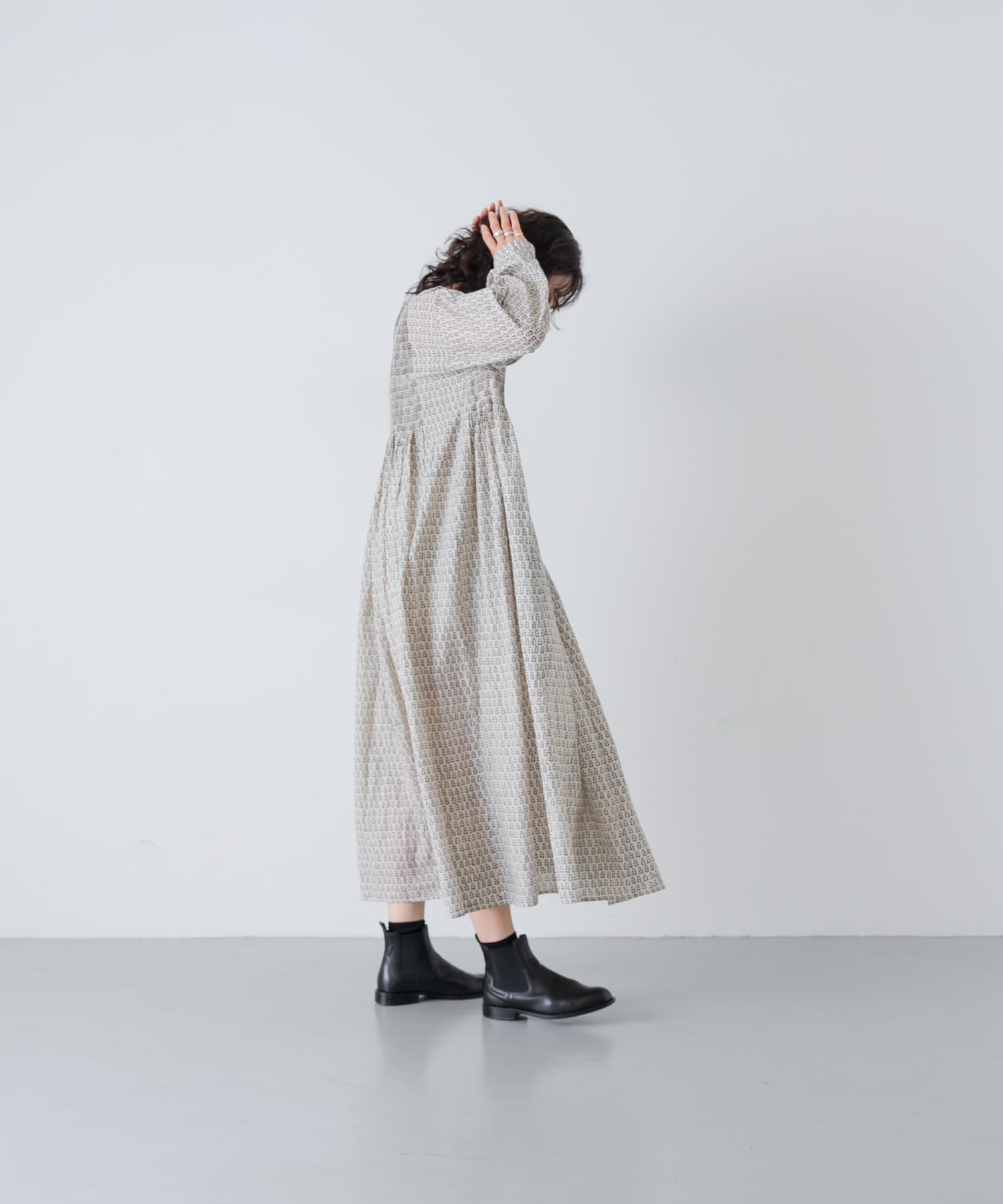 MILKY.GREY