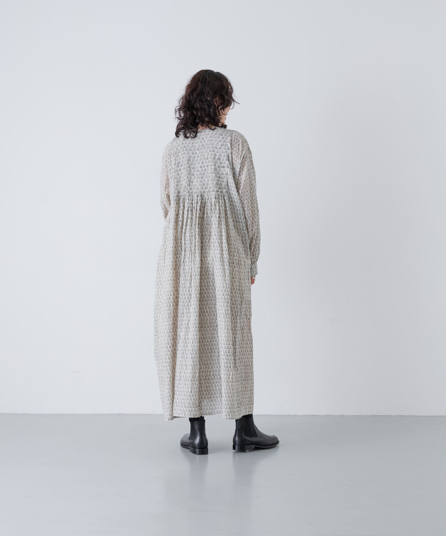 MILKY.GREY