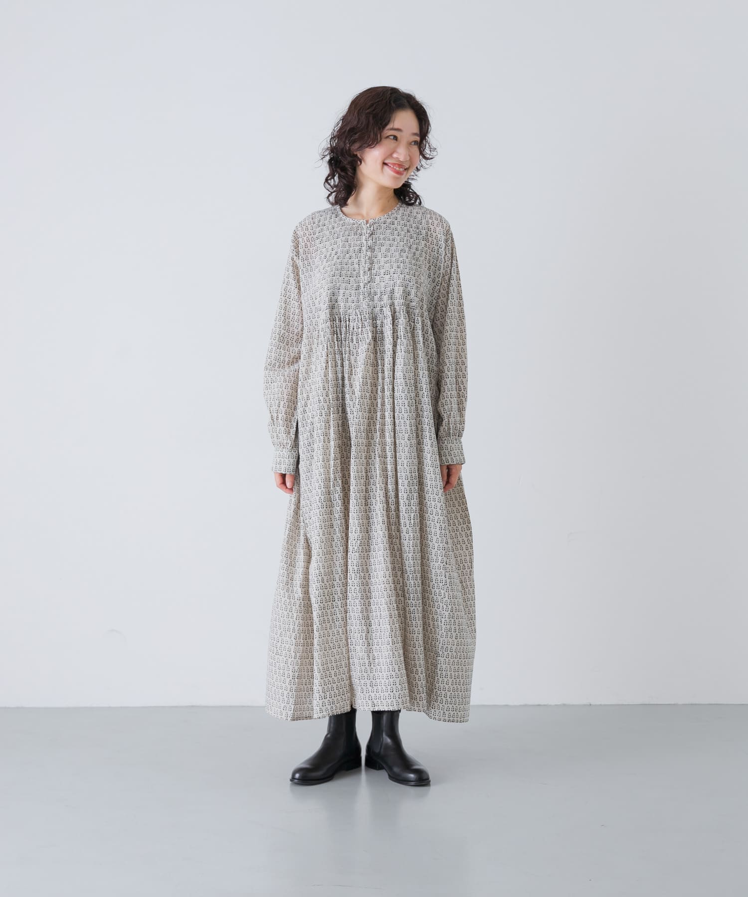 MILKY.GREY