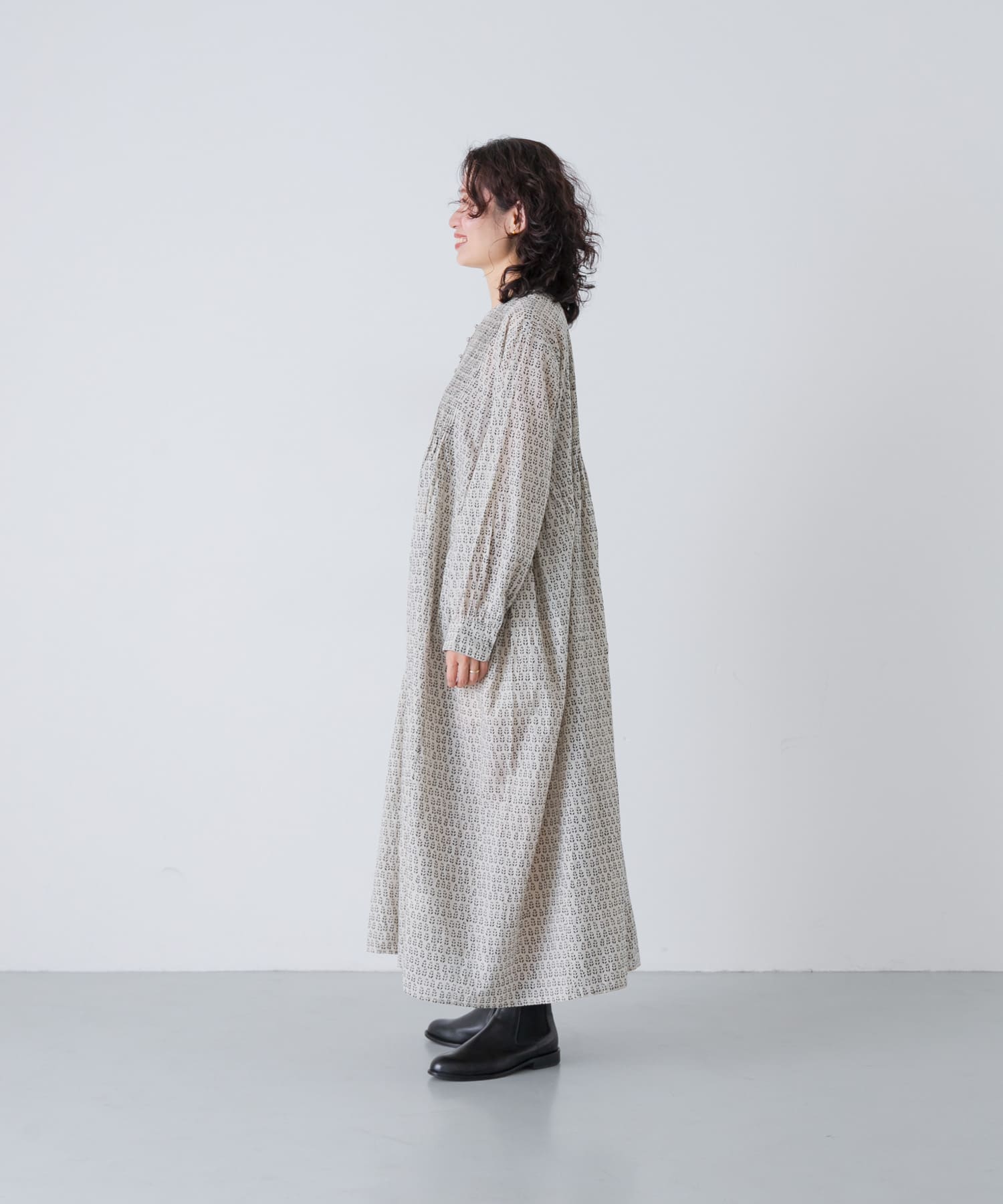 MILKY.GREY