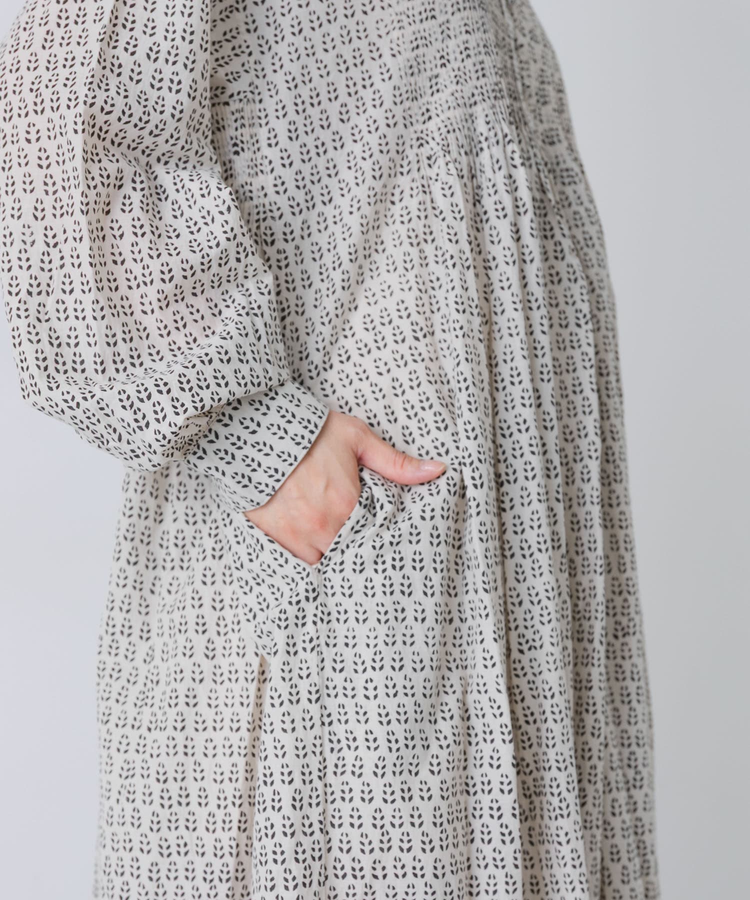 MILKY.GREY
