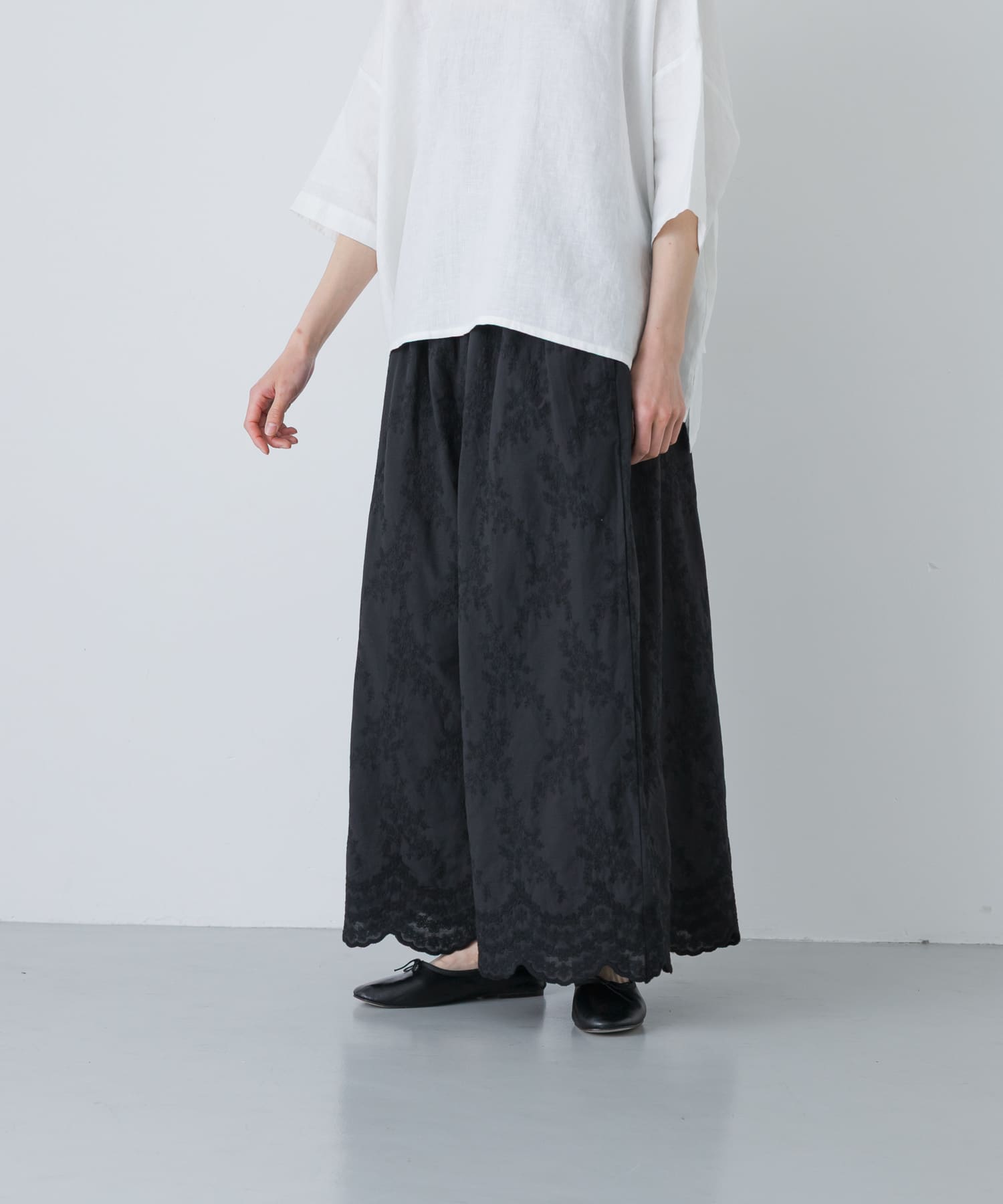 エンブロイダリーギャザーパンツ