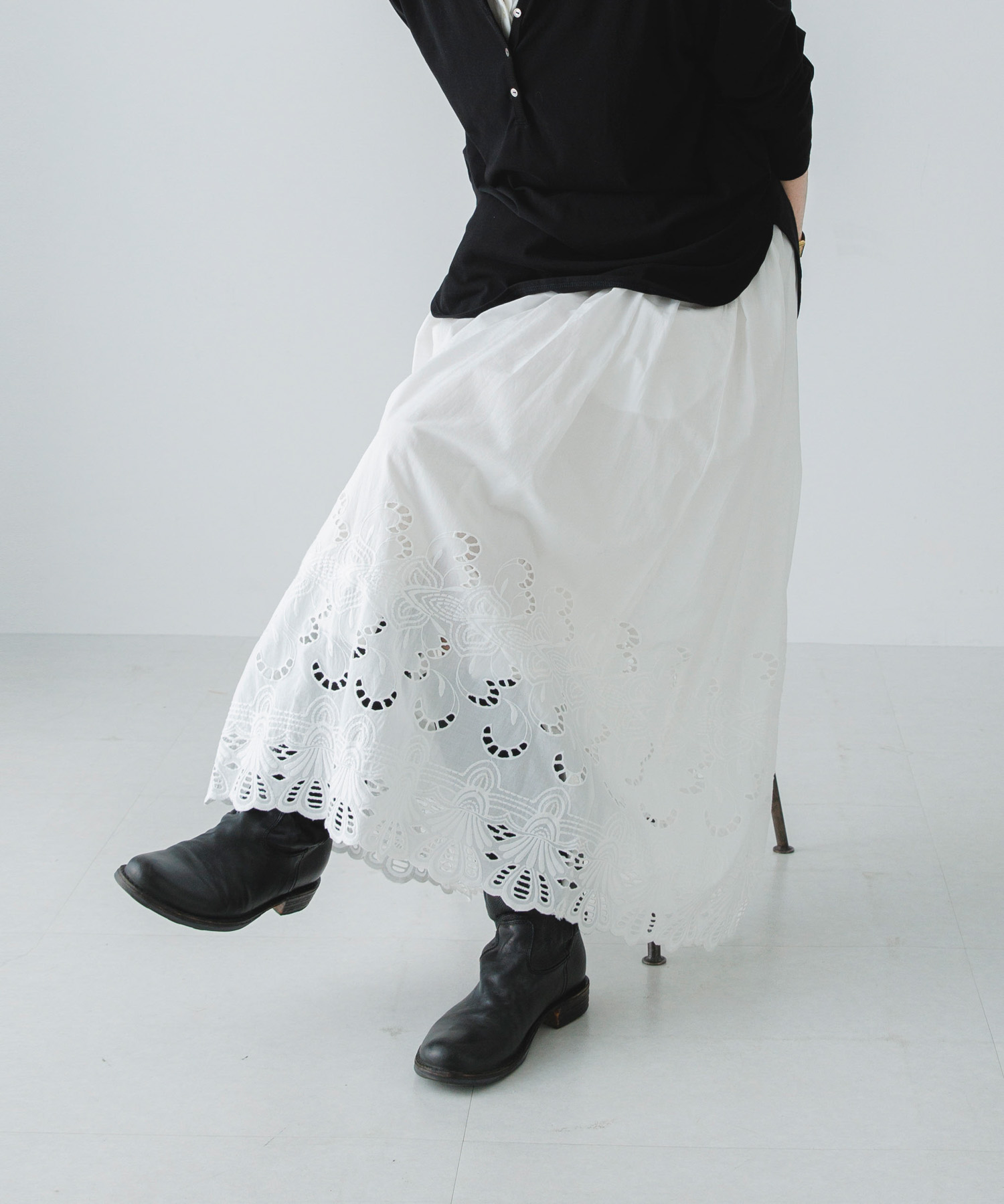 スカラップ刺繍タックスカート