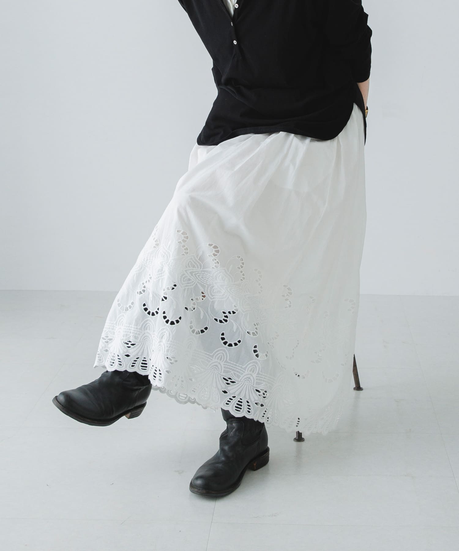 スカラップ刺繍タックスカート