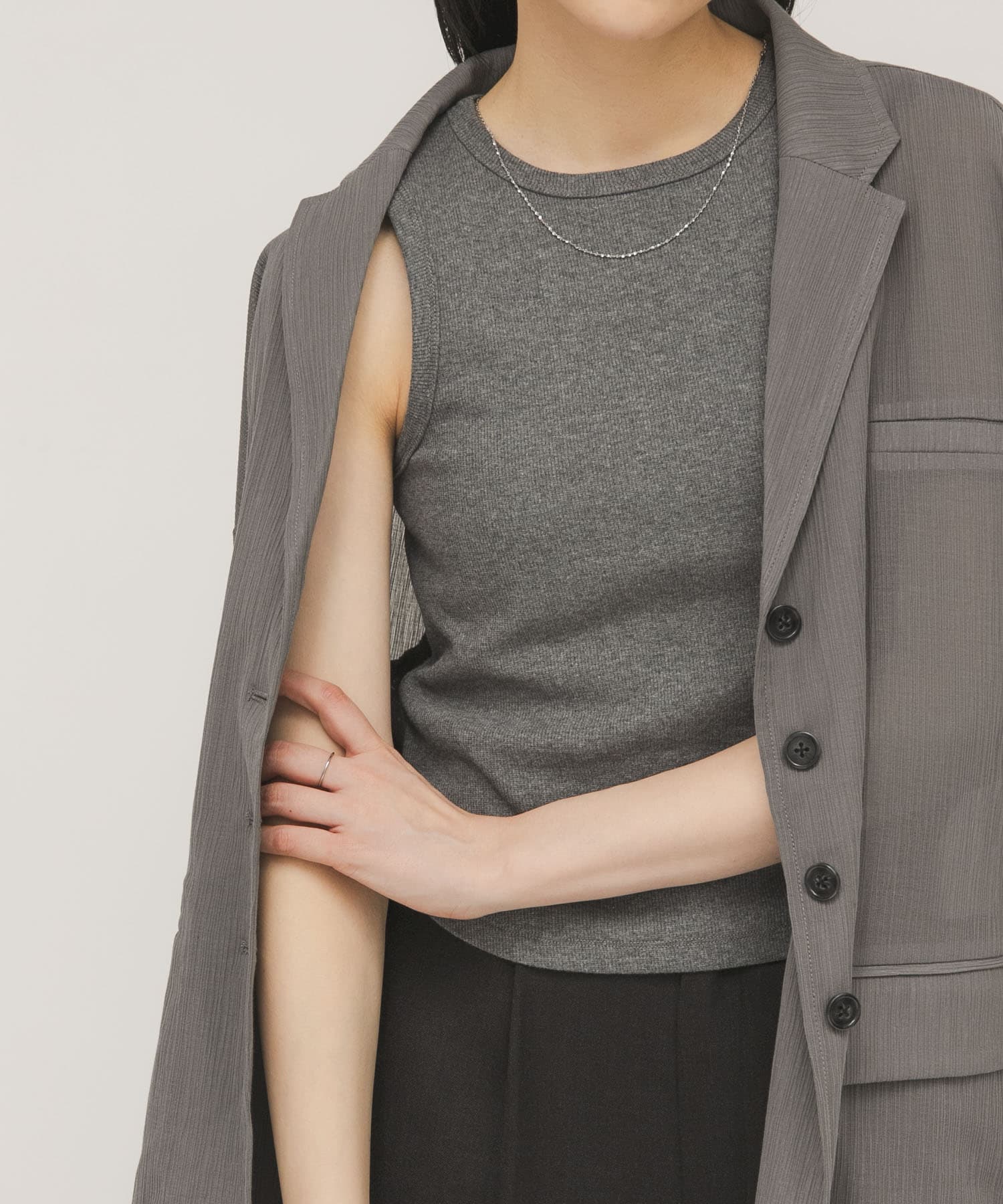 クロップドタンクトップ