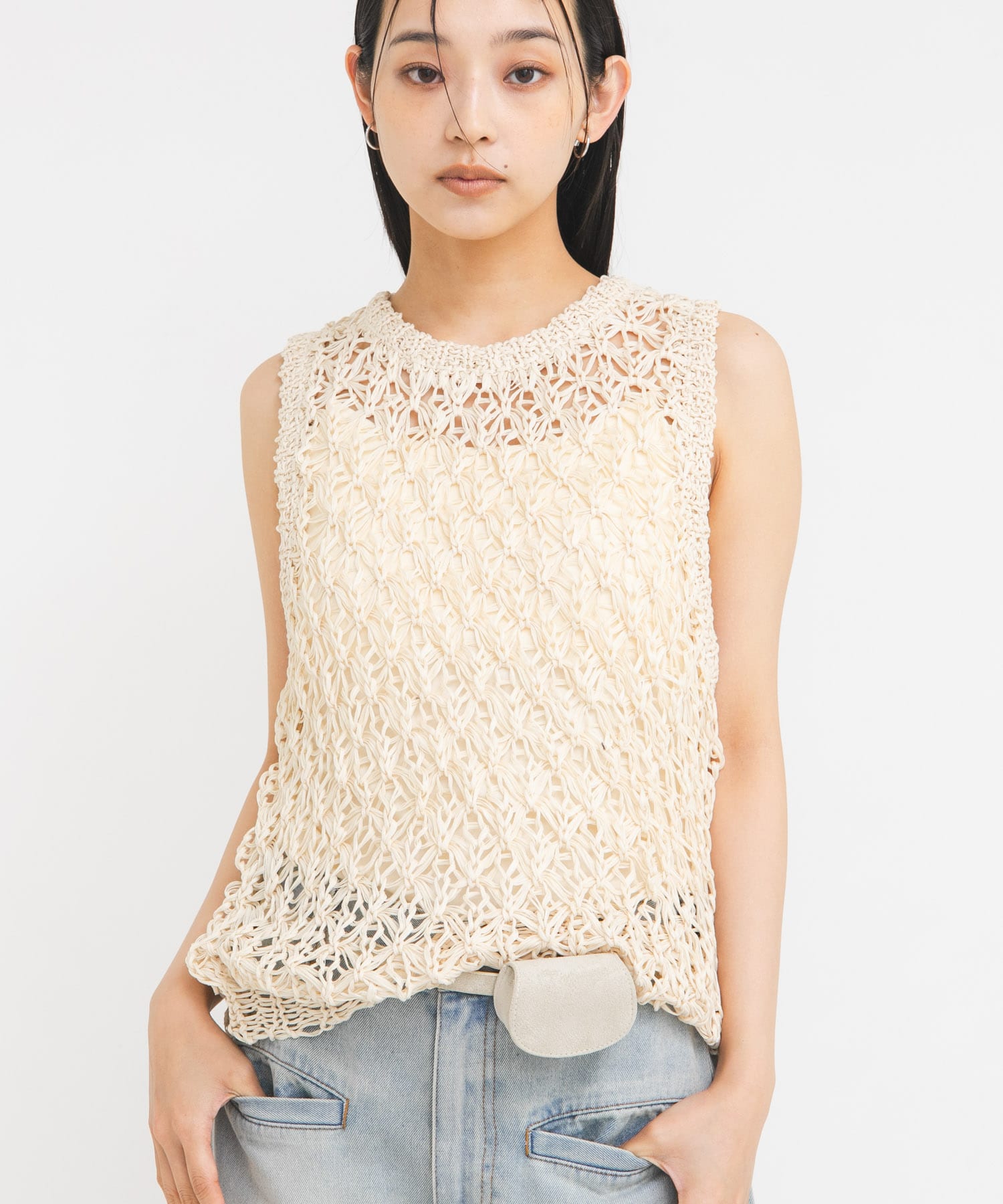 スリーブレスクロシェニット