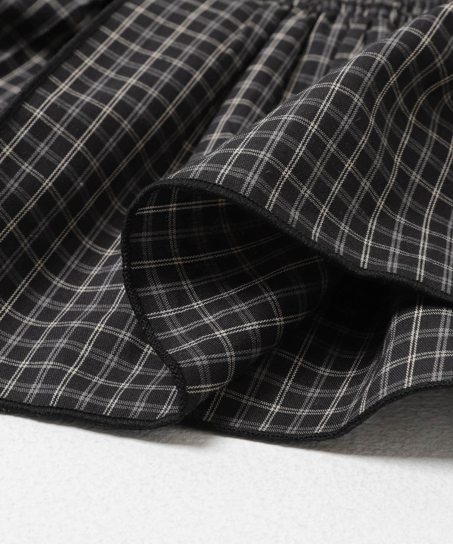 フロントホックチェックフリルブラウス BLACK×IVO One