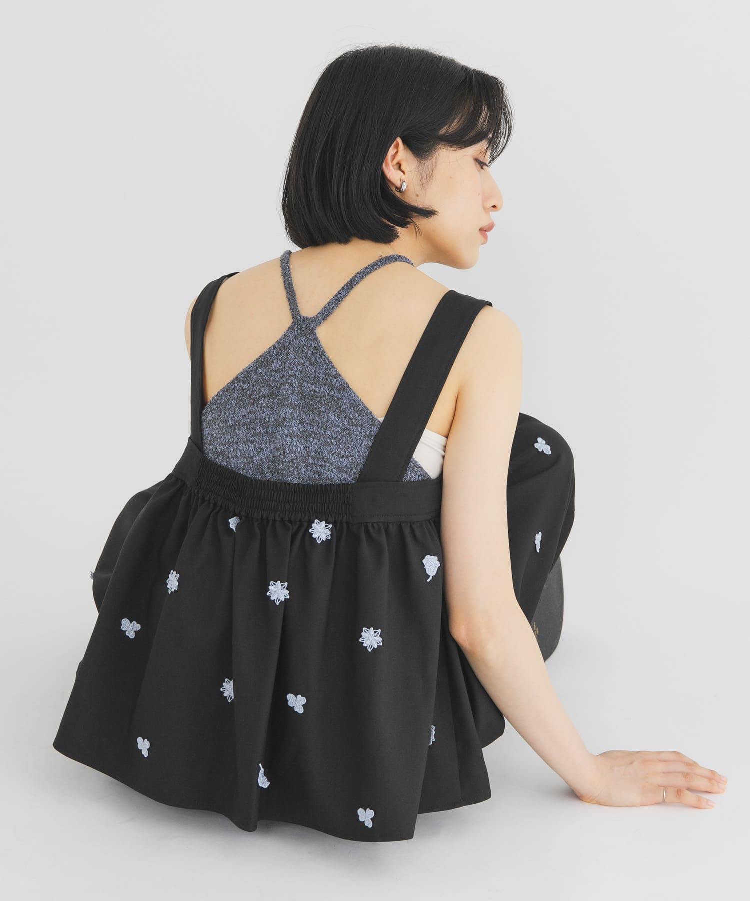 エンブロイダリーギャザービスチェ