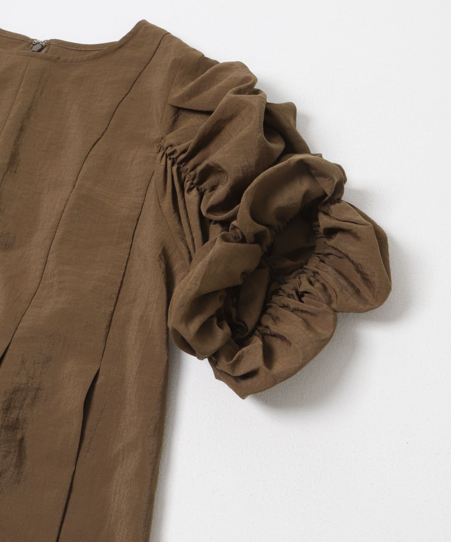 シャーリングスリーブミニワンピース BROWN One