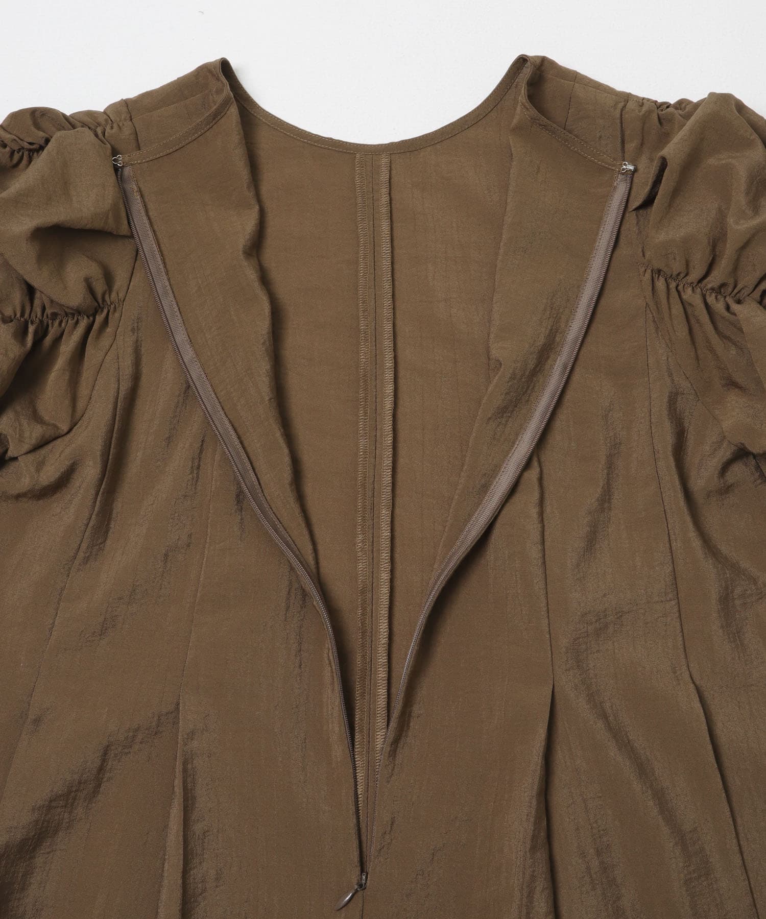 シャーリングスリーブミニワンピース BROWN One