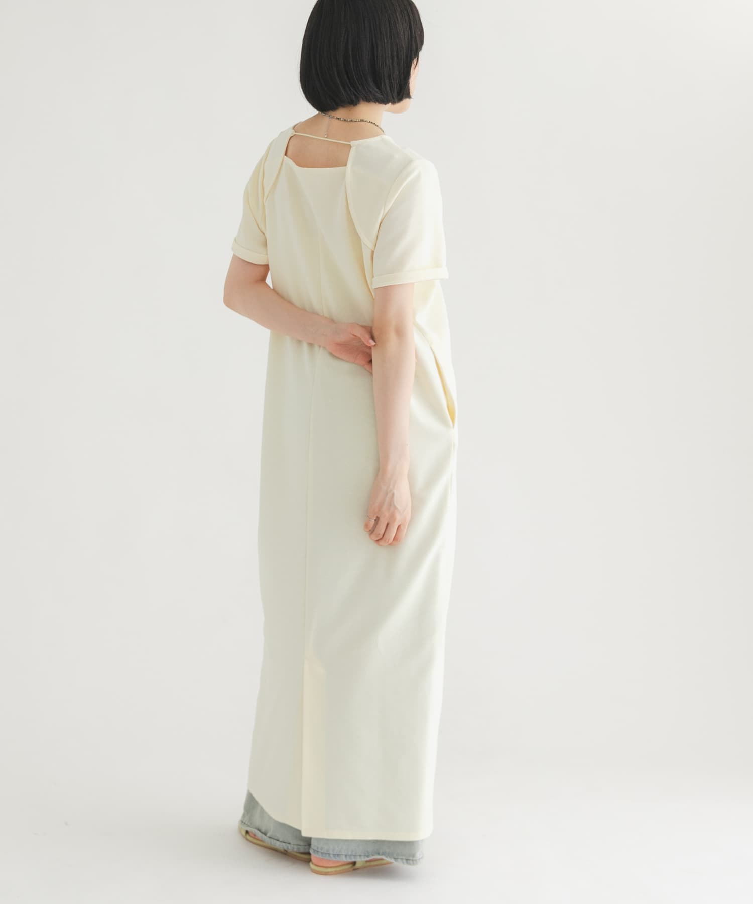 バックデザインカットワンピース