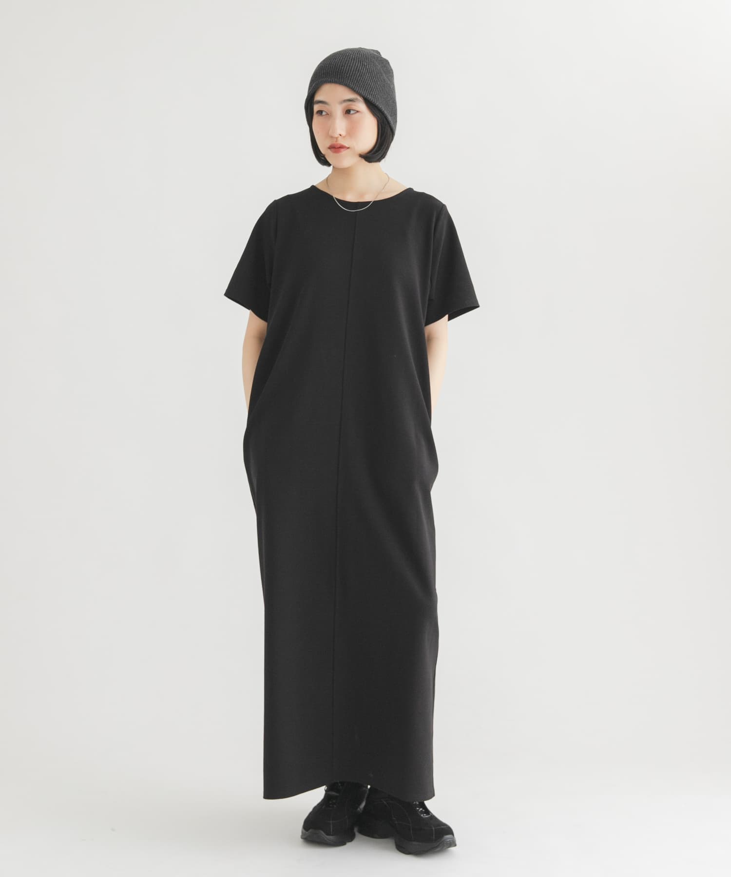 バックデザインカットワンピース