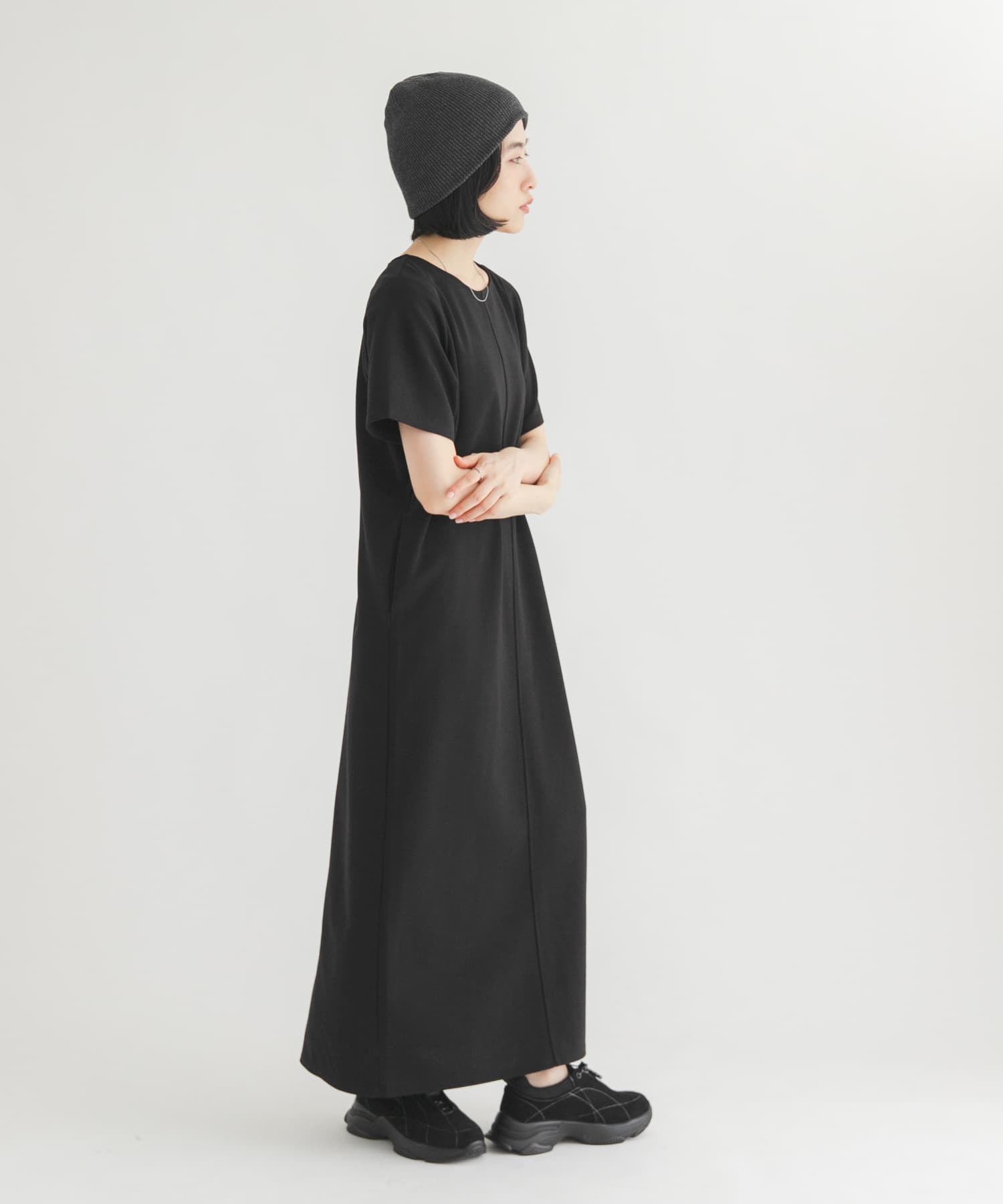 バックデザインカットワンピース(One BLACK): ワンピース｜URBAN