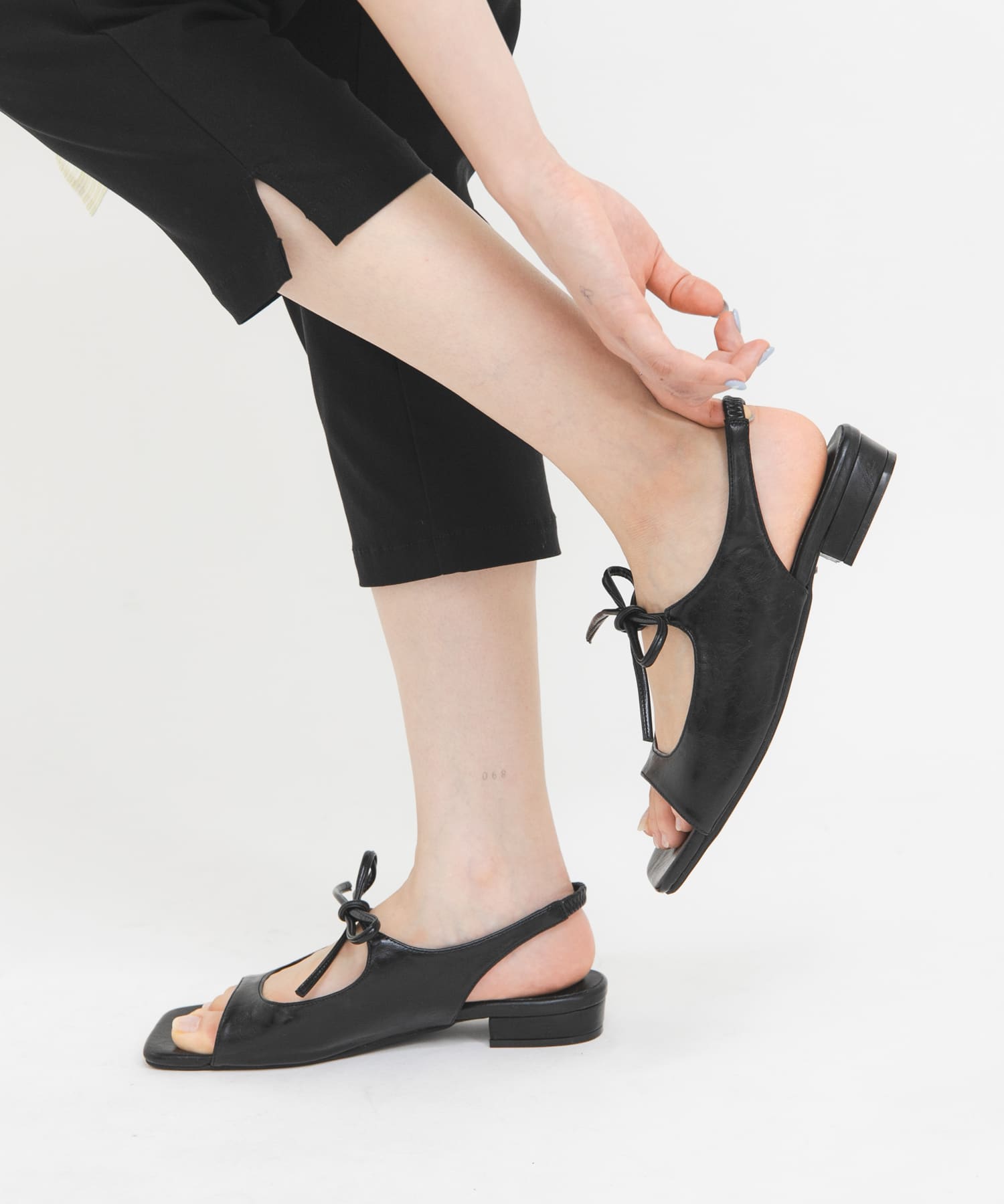 スクエアトゥリボンコンビサンダル