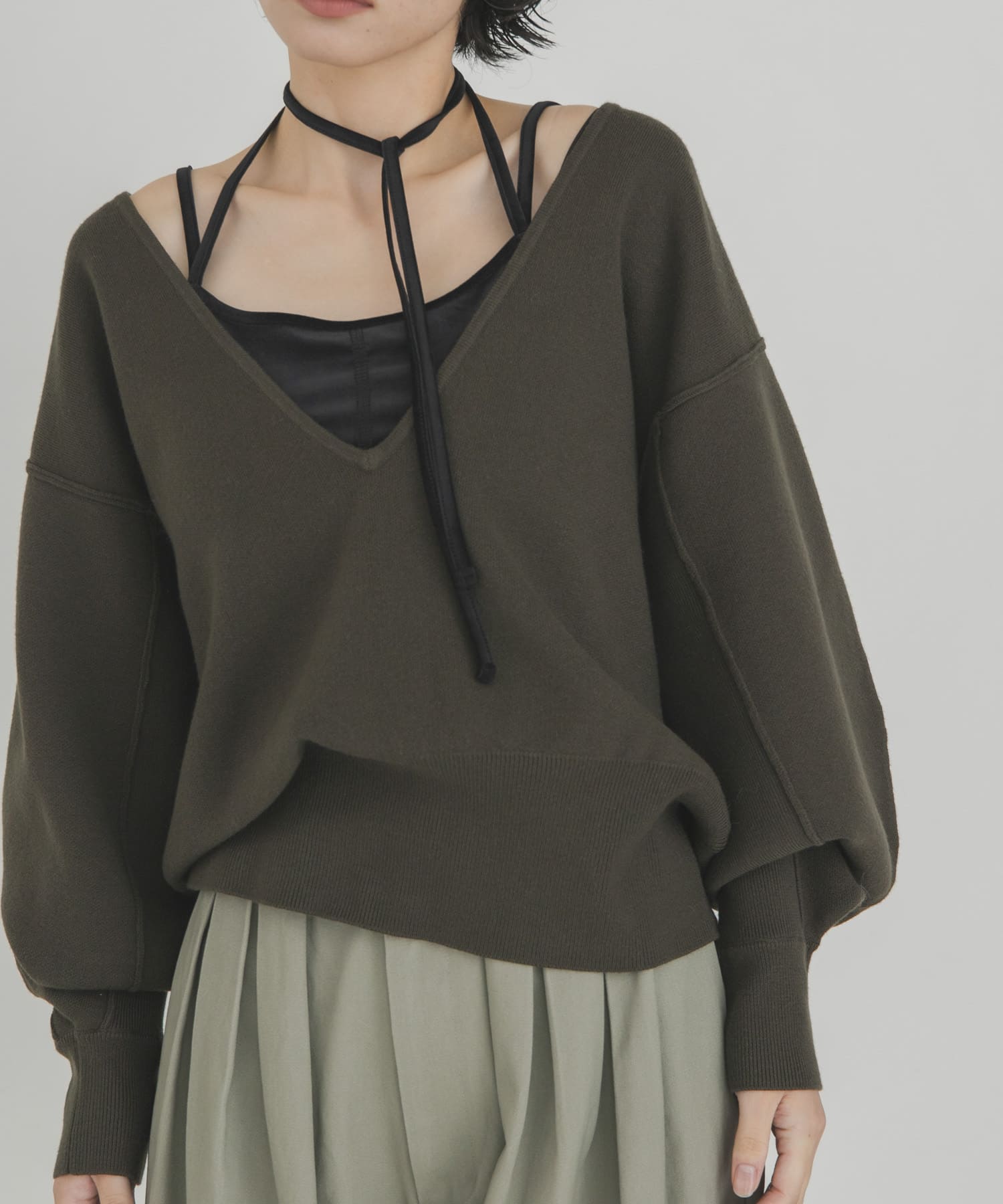 スウェットライクVネックニット(One CHARCOAL): トップス｜URBAN